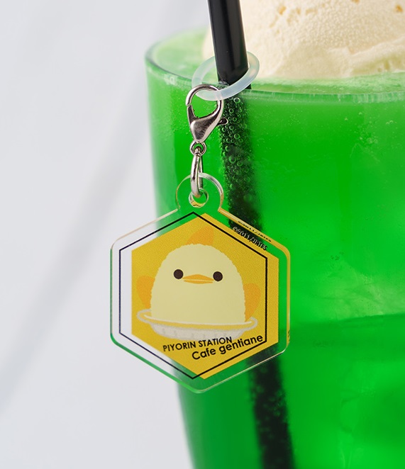 店名をデザインした「ぴよりんストローチャーム」を特別に単品販売