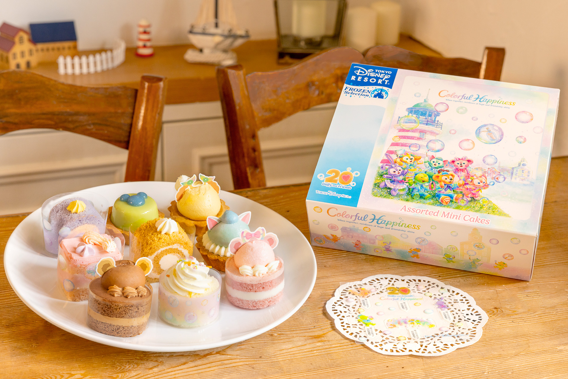 限定ボックスに7キャラクターをイメージしたミニケーキが9個入っている