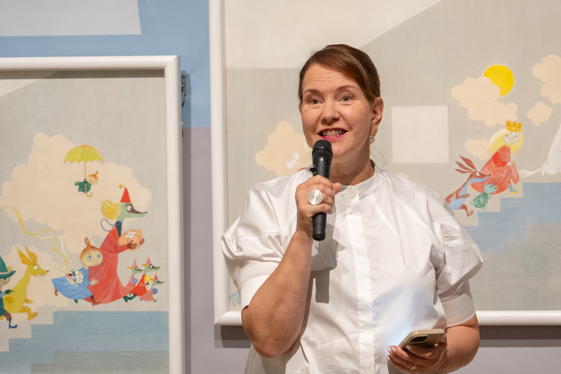 「トーベの素晴らしい芸術が日本の皆さんに多くの喜びと美しさ、新たな洞察をもたらすことを願っている」と話すヘルシンキ市立美術館のアルヤ・ミッレル館長