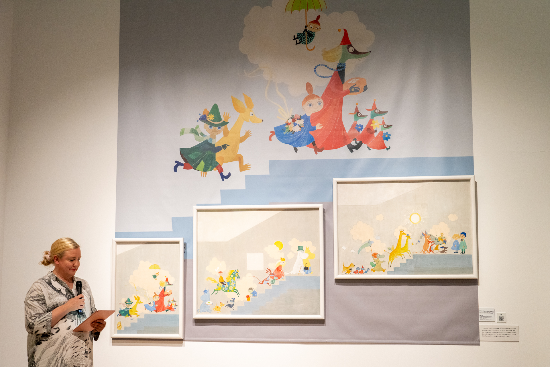 「トーベのアトリエにいるかのような空間をぜひ楽しんで」とギャラリートークをしたヘルシンキ市立美術館のキュレーター、ヘリ・ハルニ氏