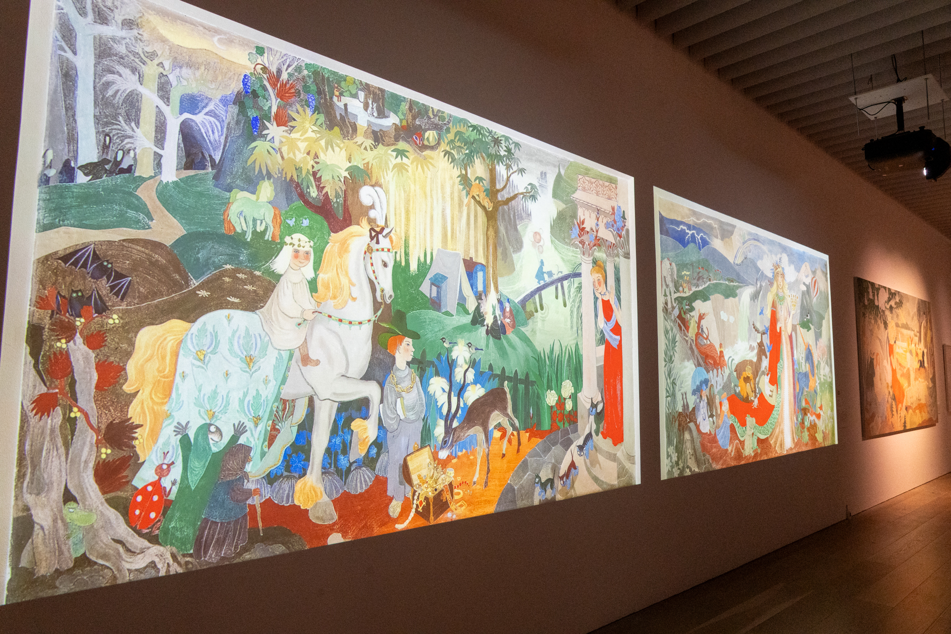 持ってくることができない壁画やフレスコ画は映像で紹介