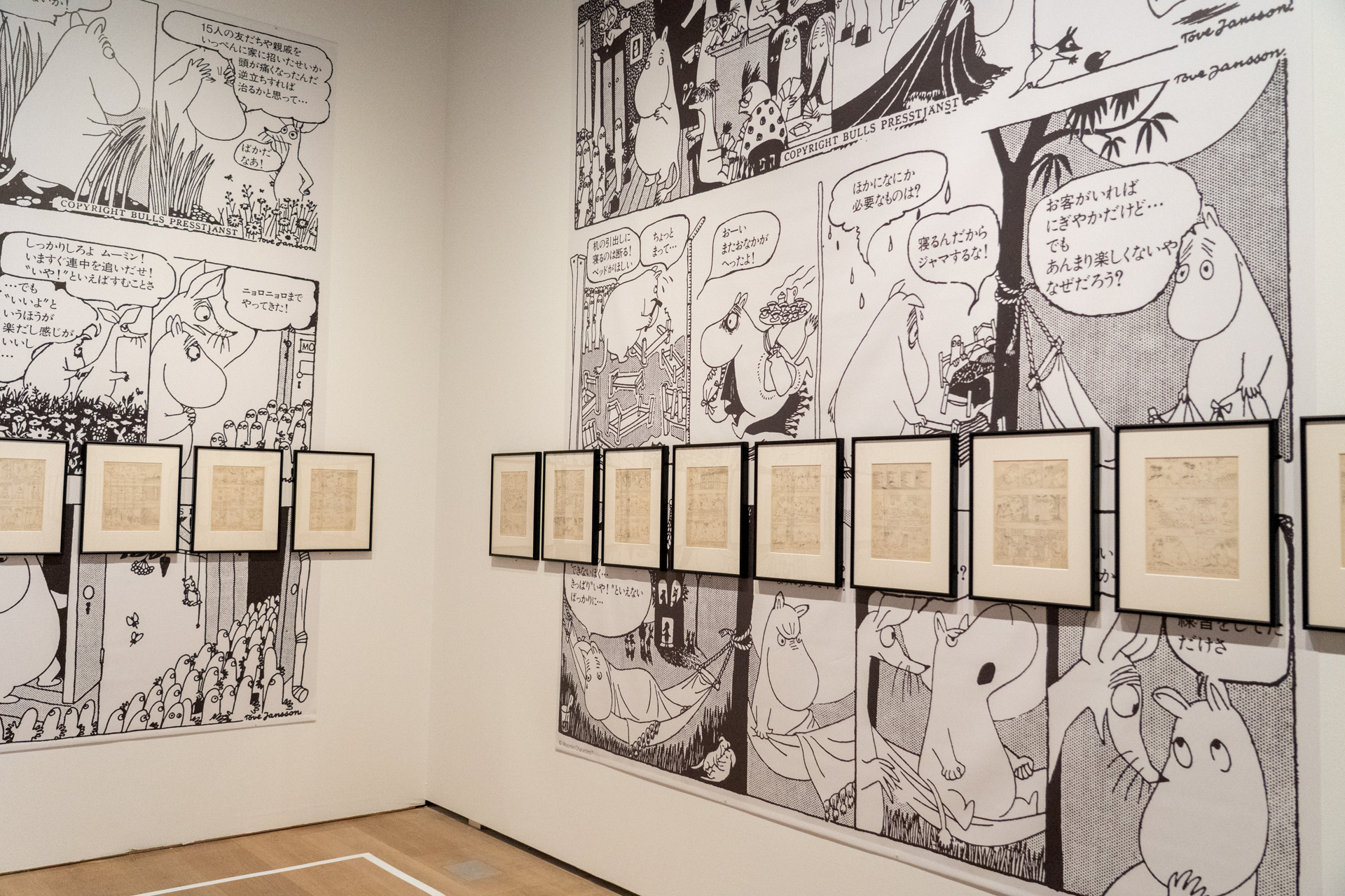 コミックスを壁に大きく展開