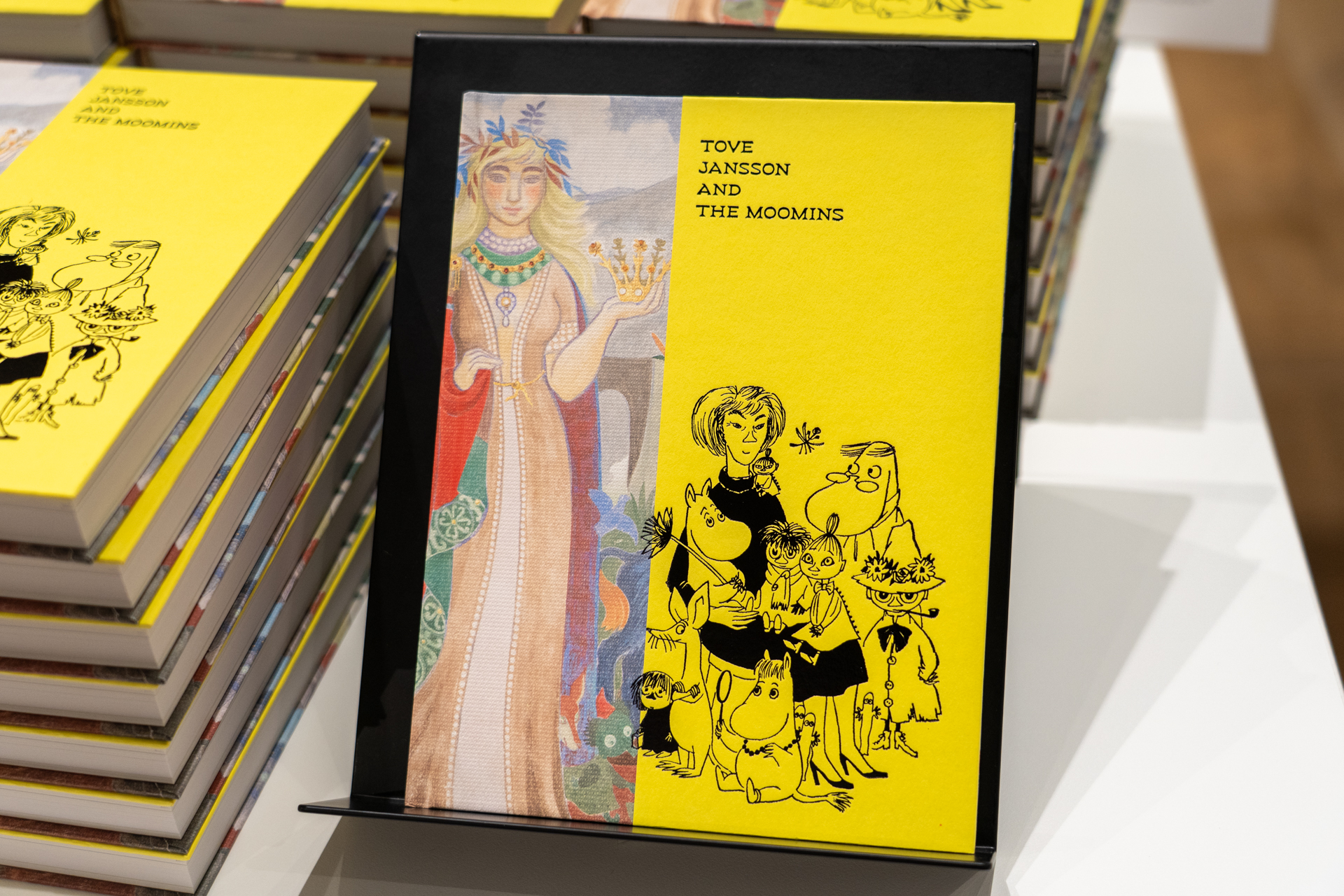 公式図録は3300円