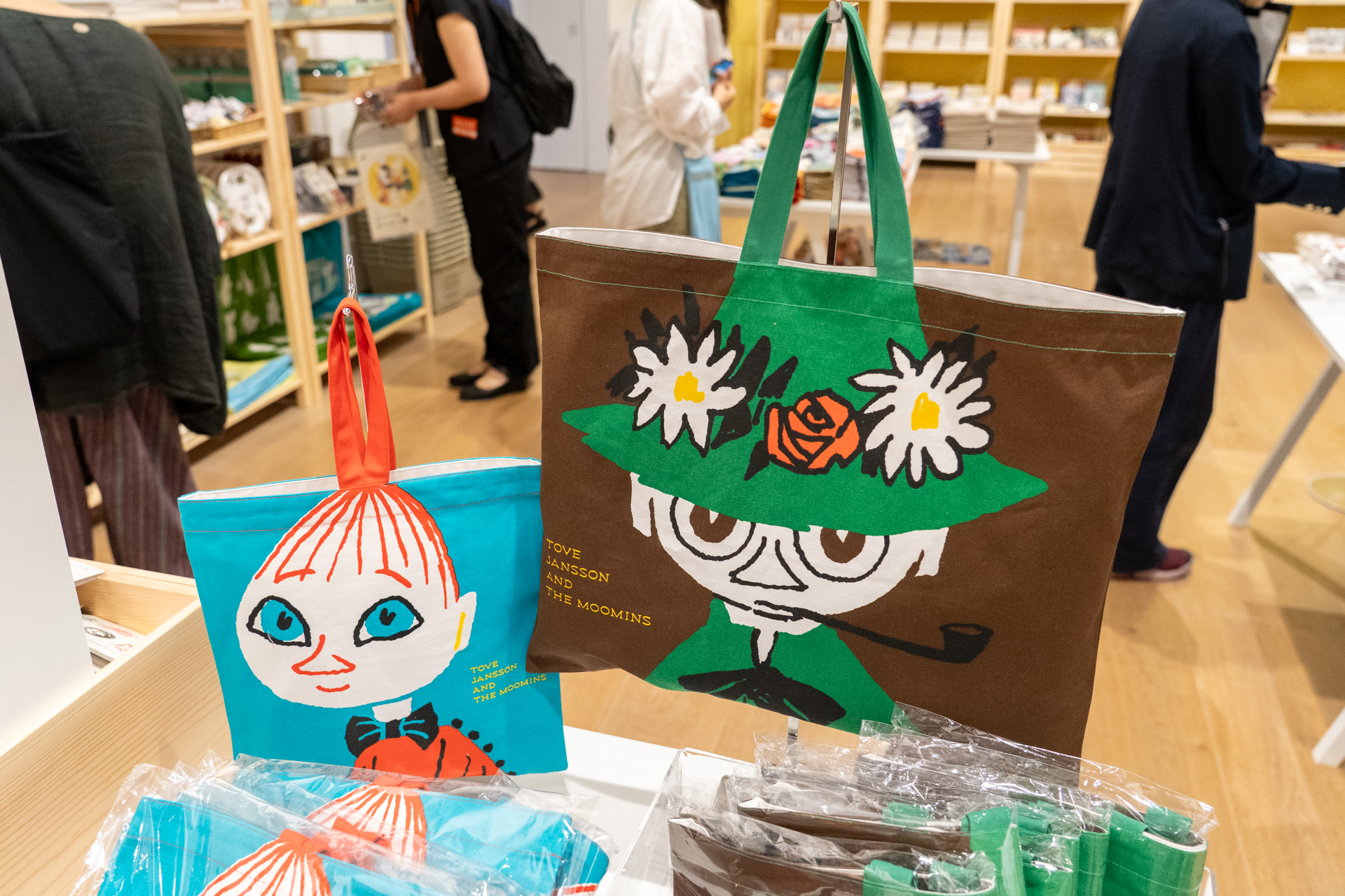 ミムラねえさんバッグ（2970円）、スナフキンバッグ（3190円）