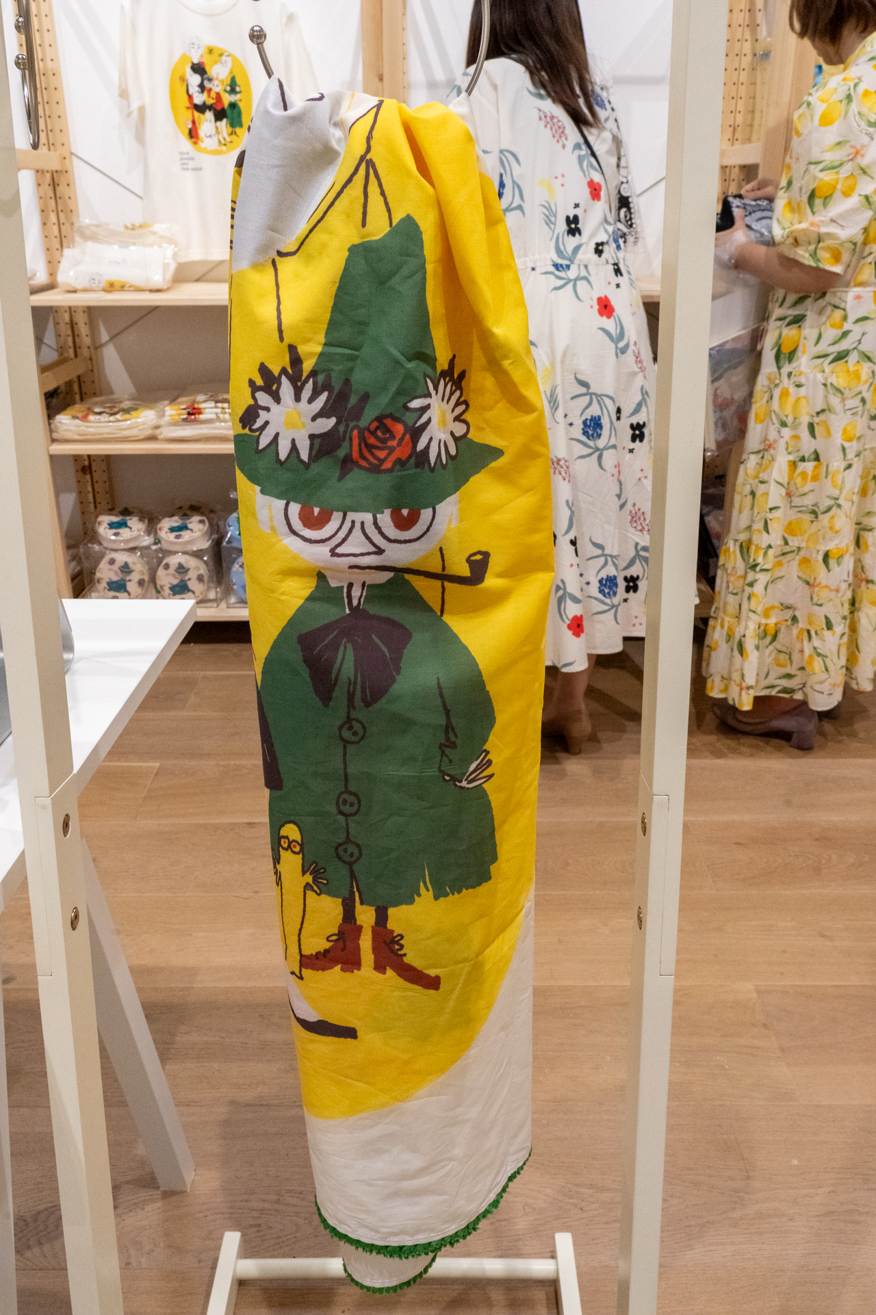 スナフキンが描かれたストール（6930円）