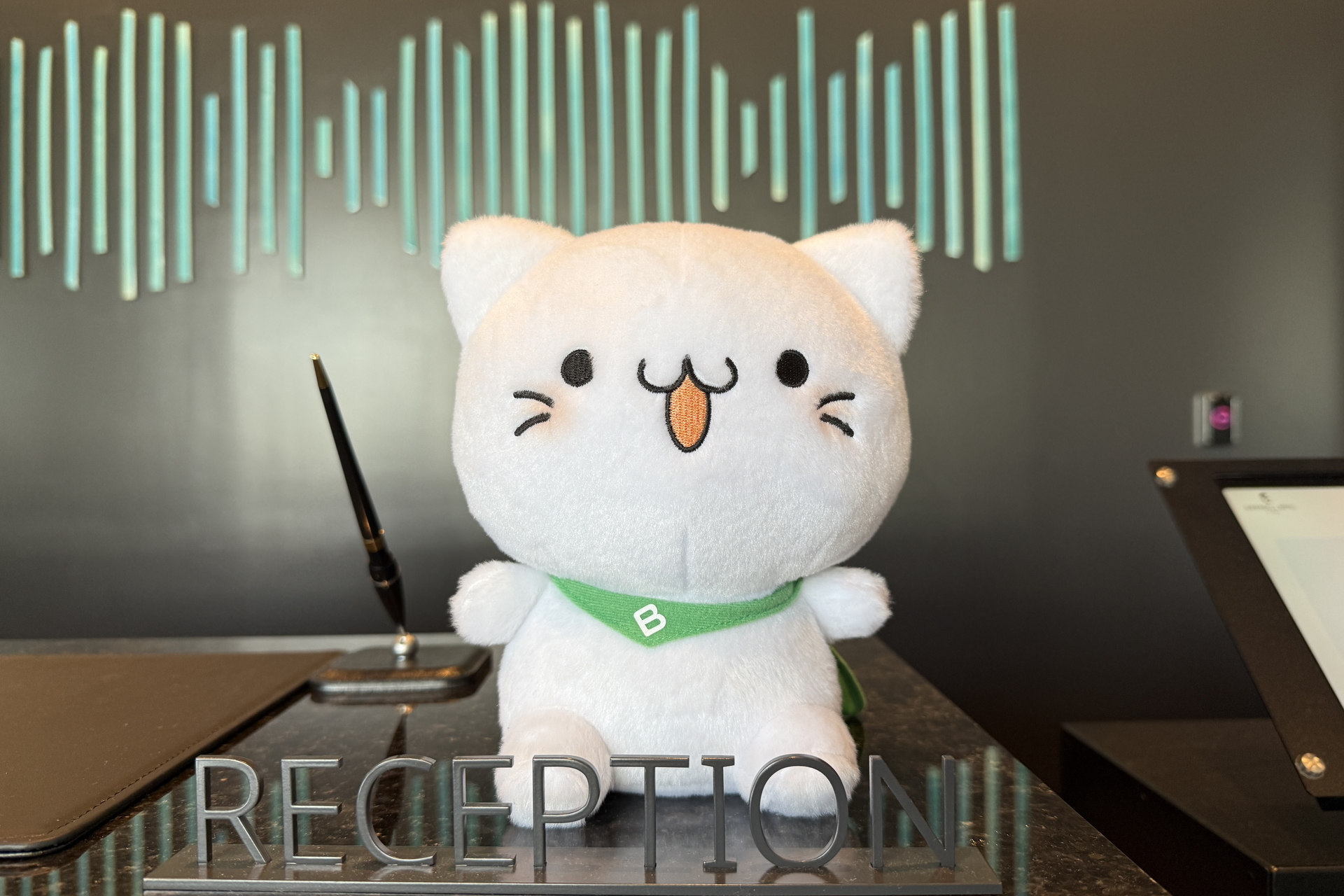 ベルーナ公式キャラクター「べるーにゃ」がお出迎え