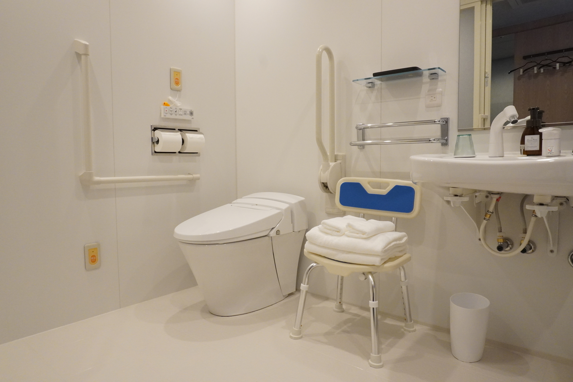 浴室・トイレには手すりを備え、室内の段差をなくしたバリアフリールーム