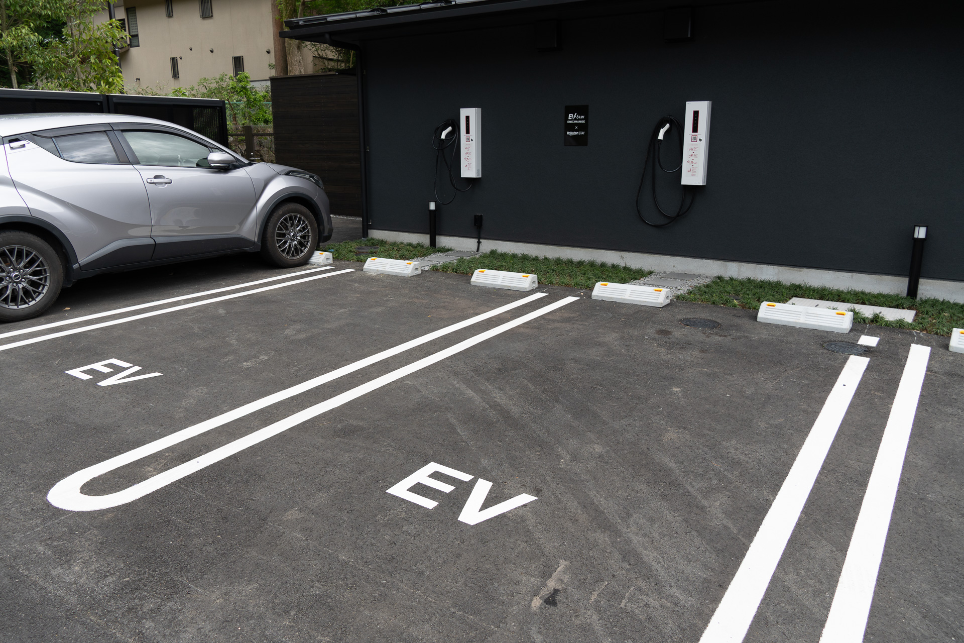 看板左手を奥に進むと15台分の駐車場がある（EV用2台、車椅子用1台）
