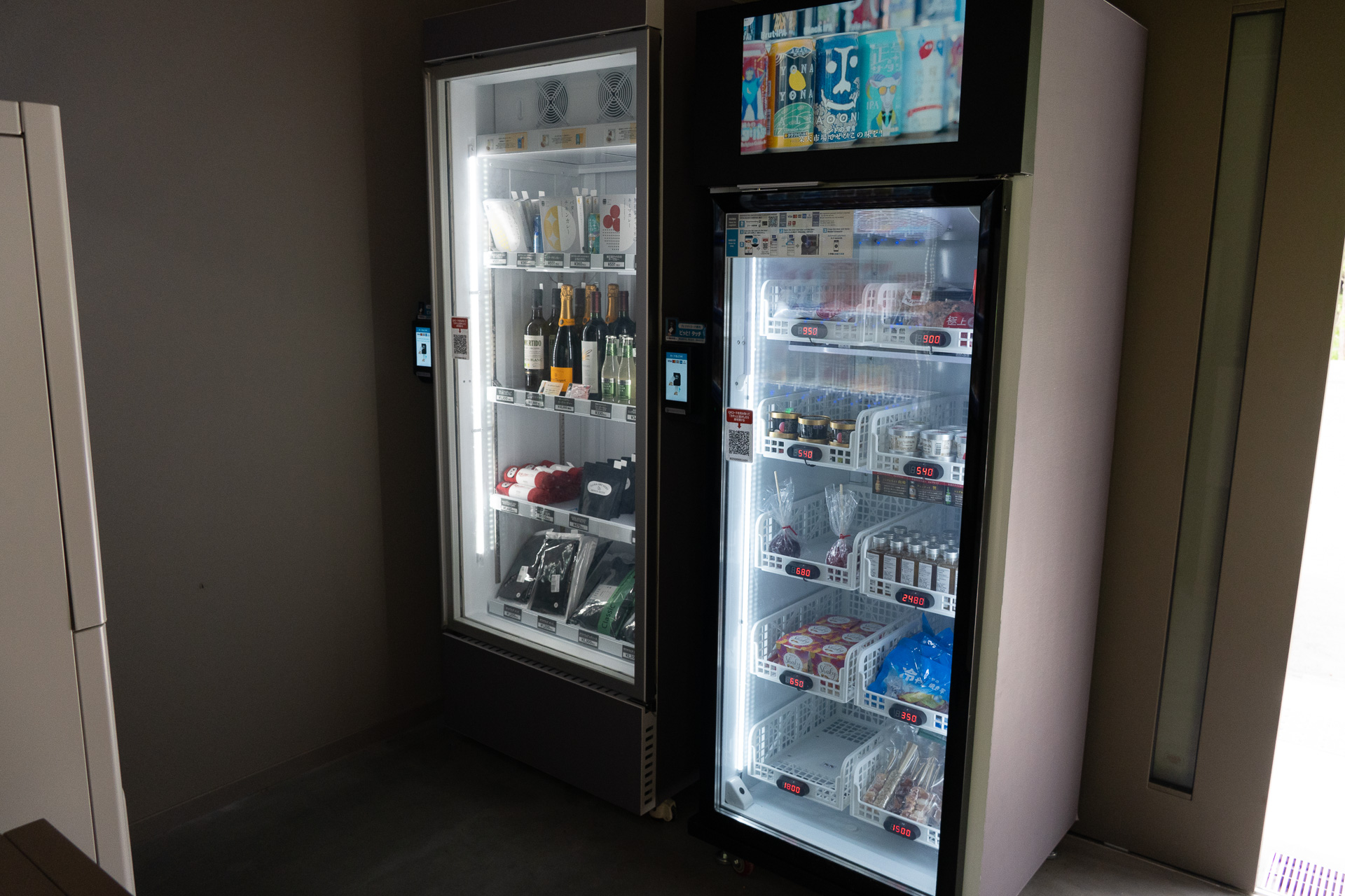 エントランスを抜けると食材やお酒などの自販機が置いてある。よく見るとサウナウェアやサウナタオルも冷蔵庫に入って売っている