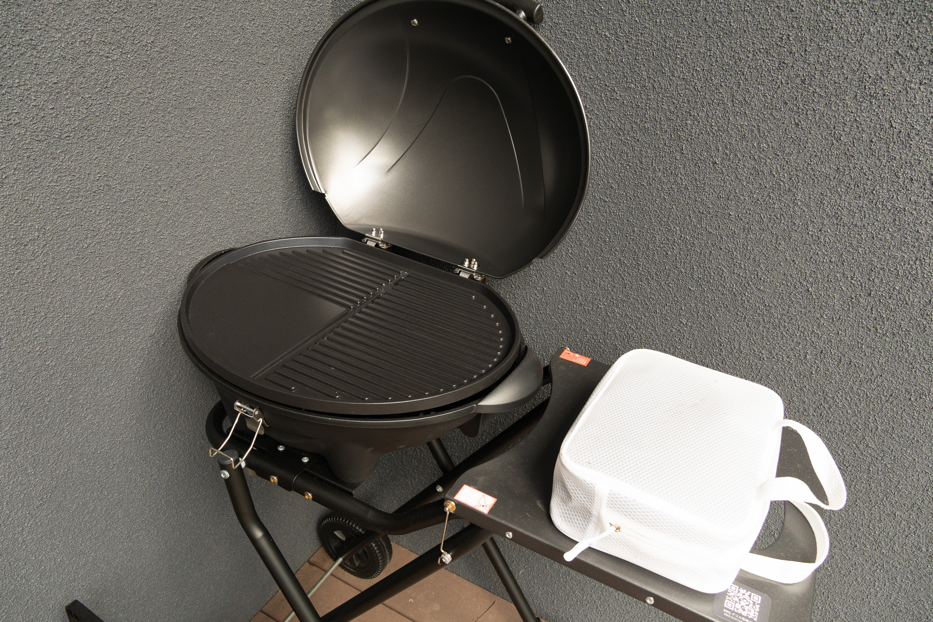 車輪で移動できる大きめのBBQグリル