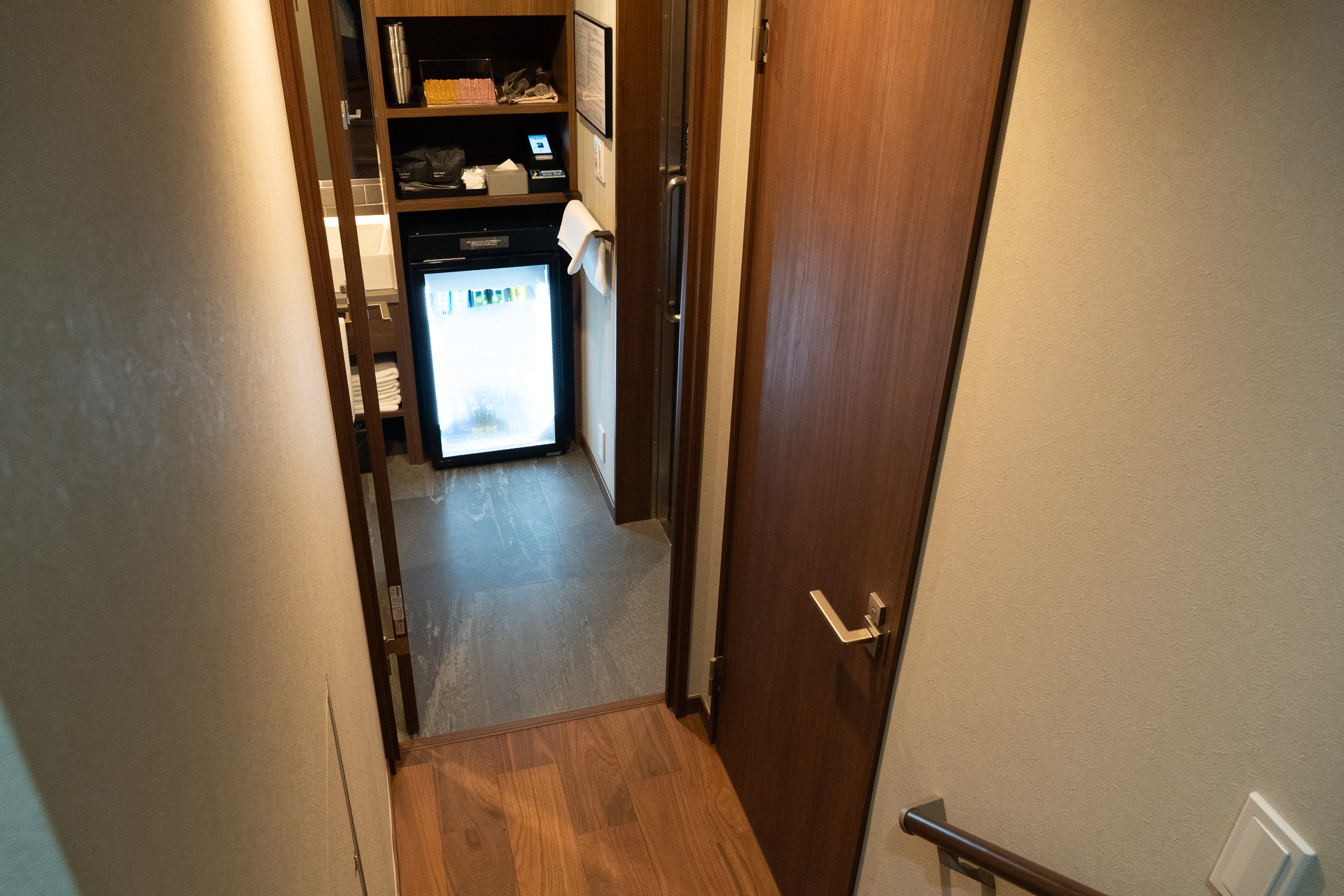 玄関から下に降りると1フロアまるごと浴室エリアになっている。こんな贅沢な作りはなかなか見ない