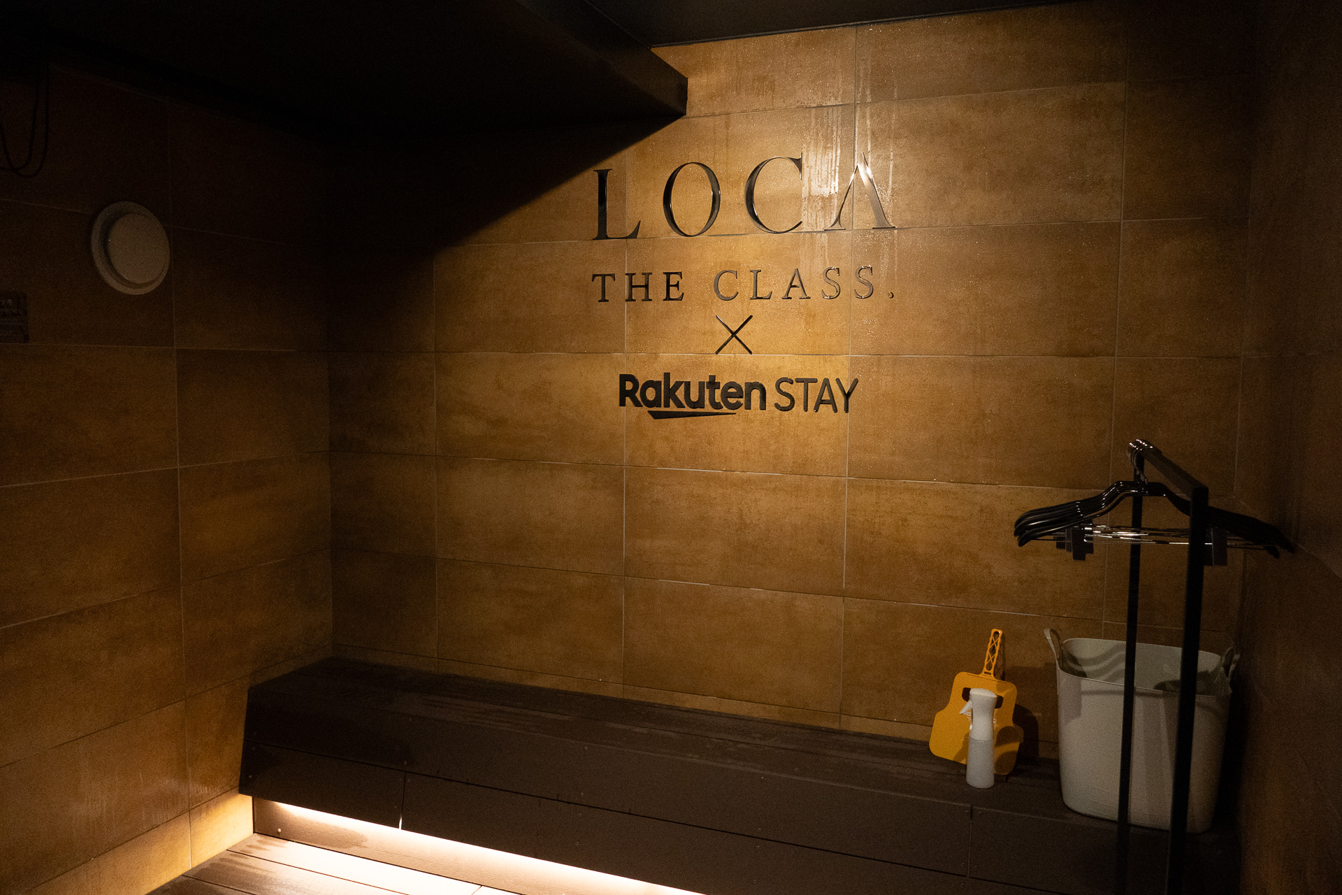 浴室内の小上がりにはLOCA THE CLASS.とRakuten STAYのダブルネームロゴが掲げられていた