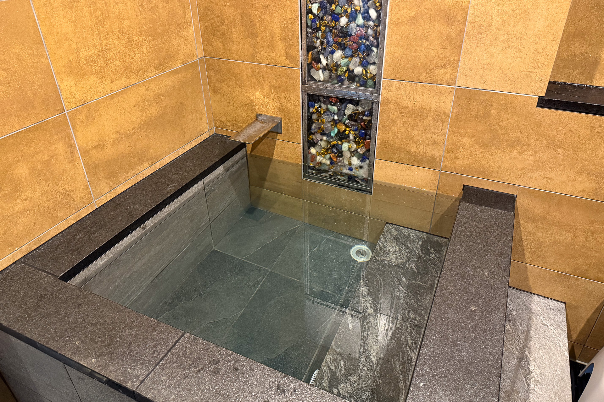 サウナのあとに入るための水風呂も凝った作り