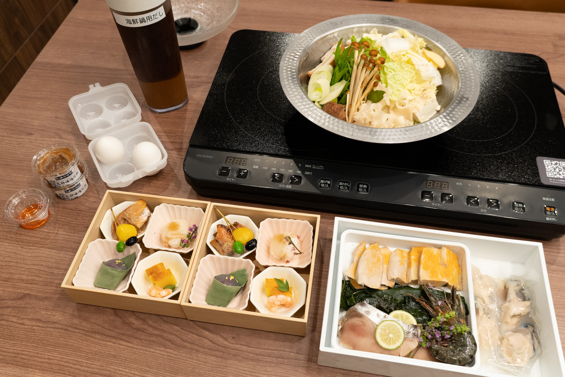 夕食は事前に選んでおいた「赤味噌×あん肝の濃厚海鮮鍋＆おばんざいセット」。台所の大きなIHホットプレートを使ってダイニングテーブルで調理できる