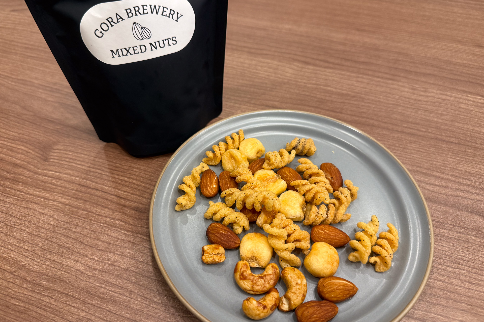 GORA BREWERYのミックスナッツはお皿に出していただいてみた