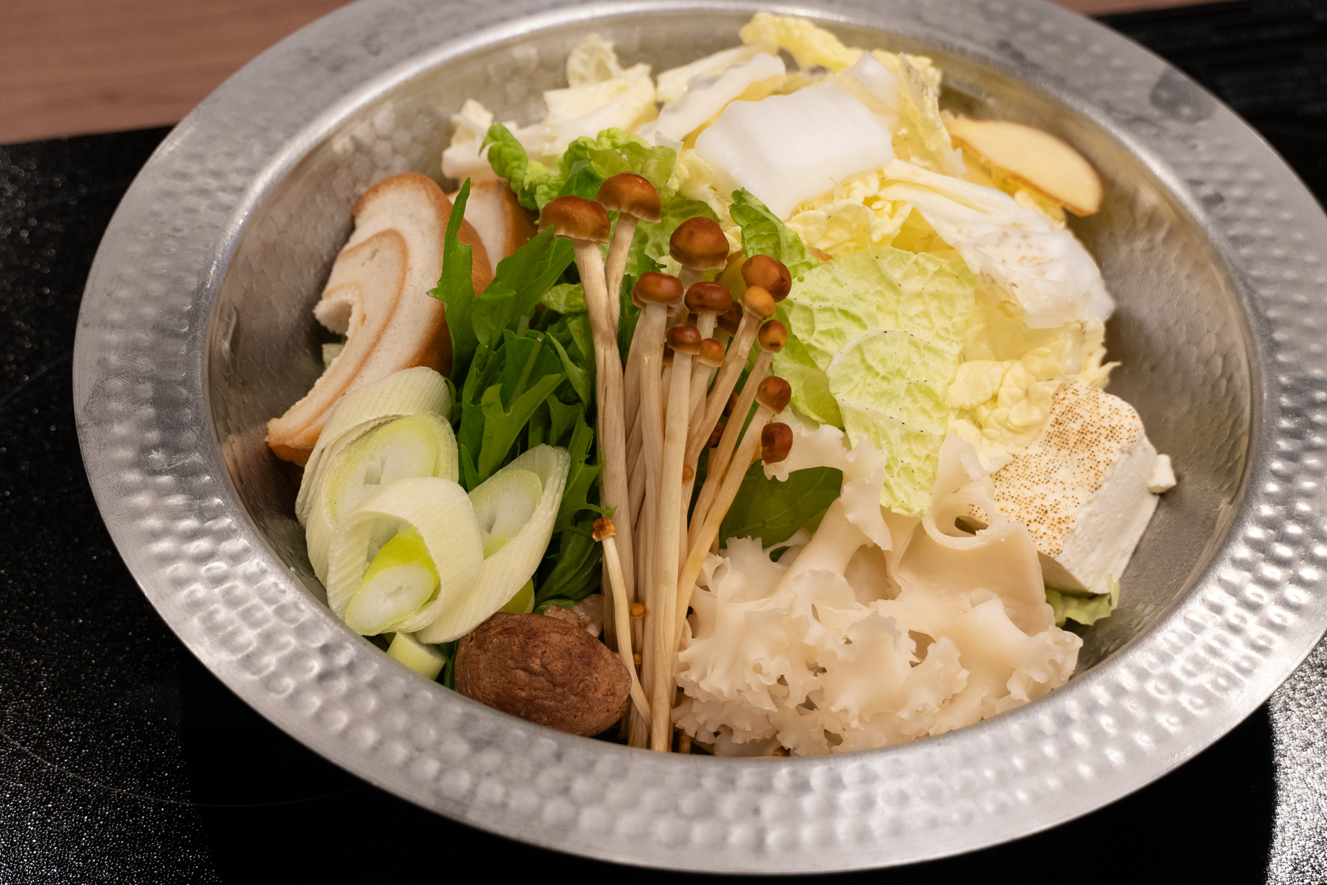 まずは野菜やキノコ、出汁を鍋に