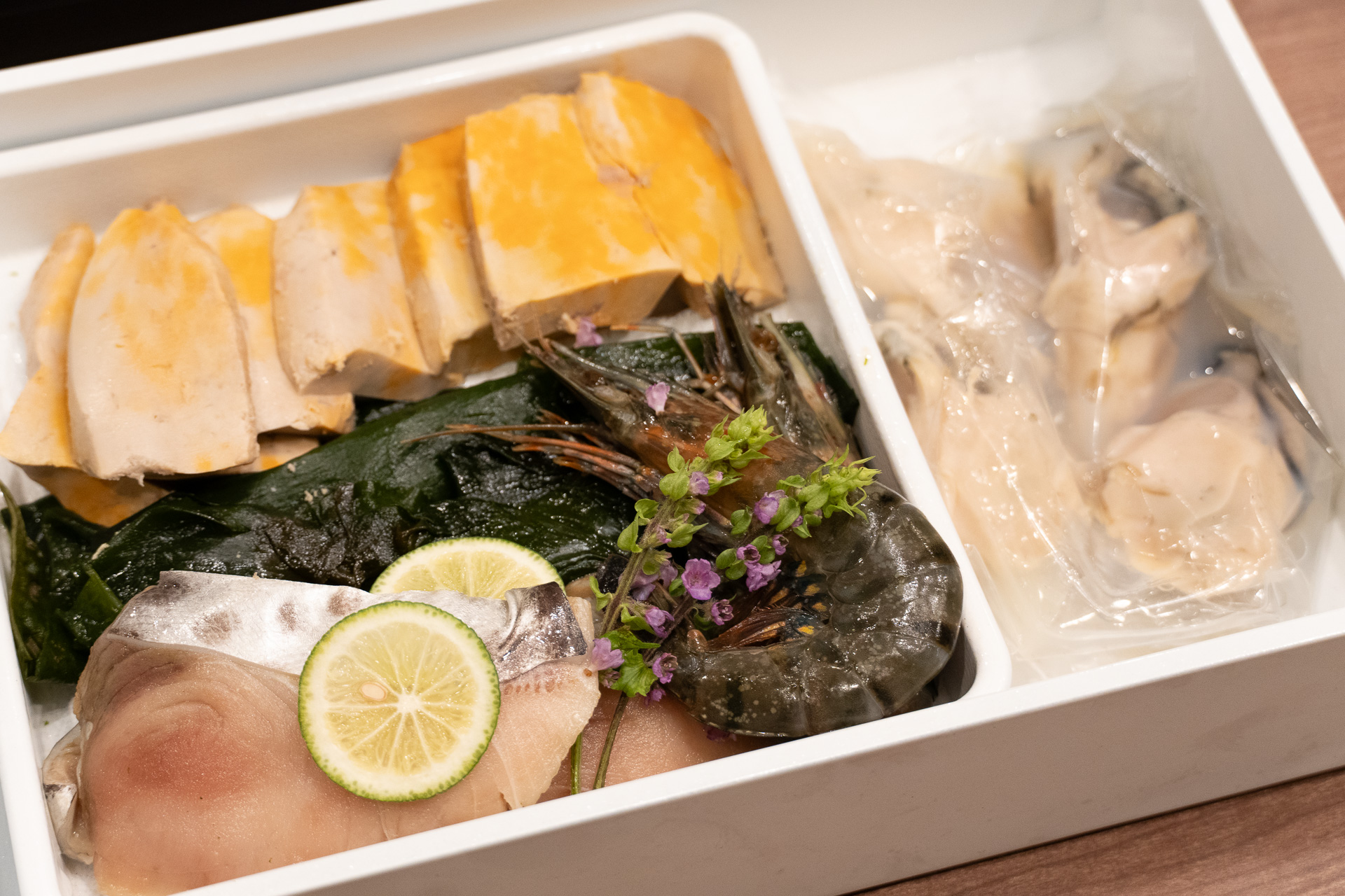 あん肝や有頭海老、牡蠣は随時鍋に投入する