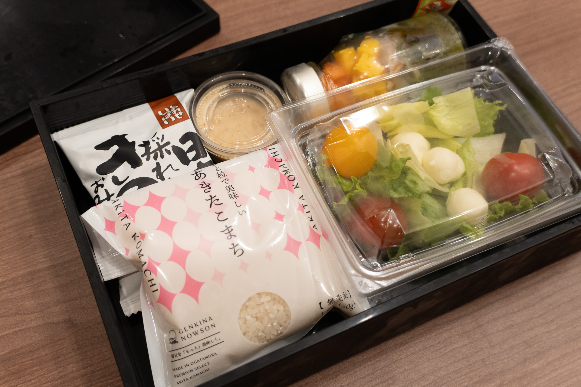 朝食は「海の幸を詰めた海鮮瓶＆厳選野菜を使用したサラダの和朝食BOX」