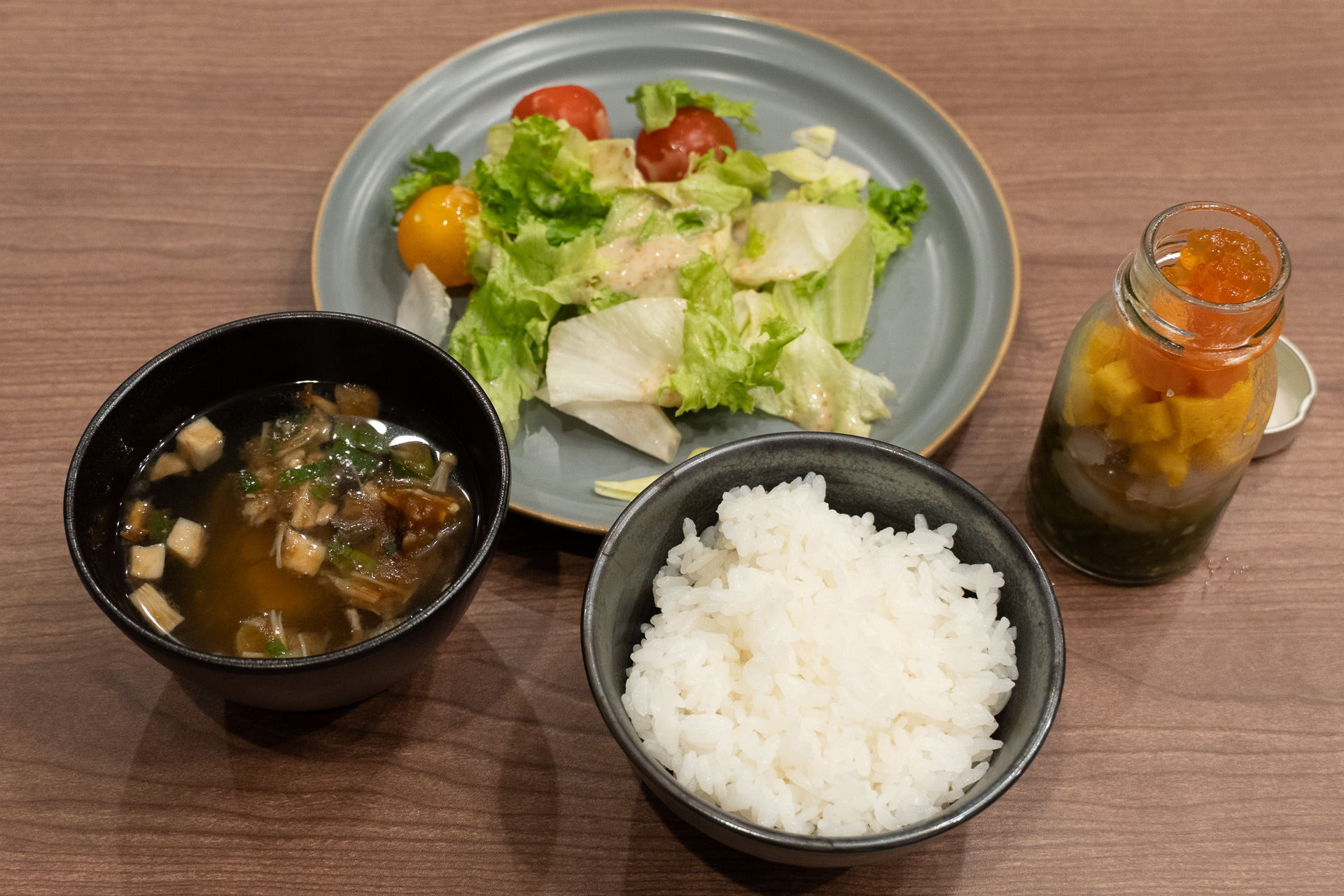 ご飯はキッチンの炊飯器で夜のうちにセットして炊いておく