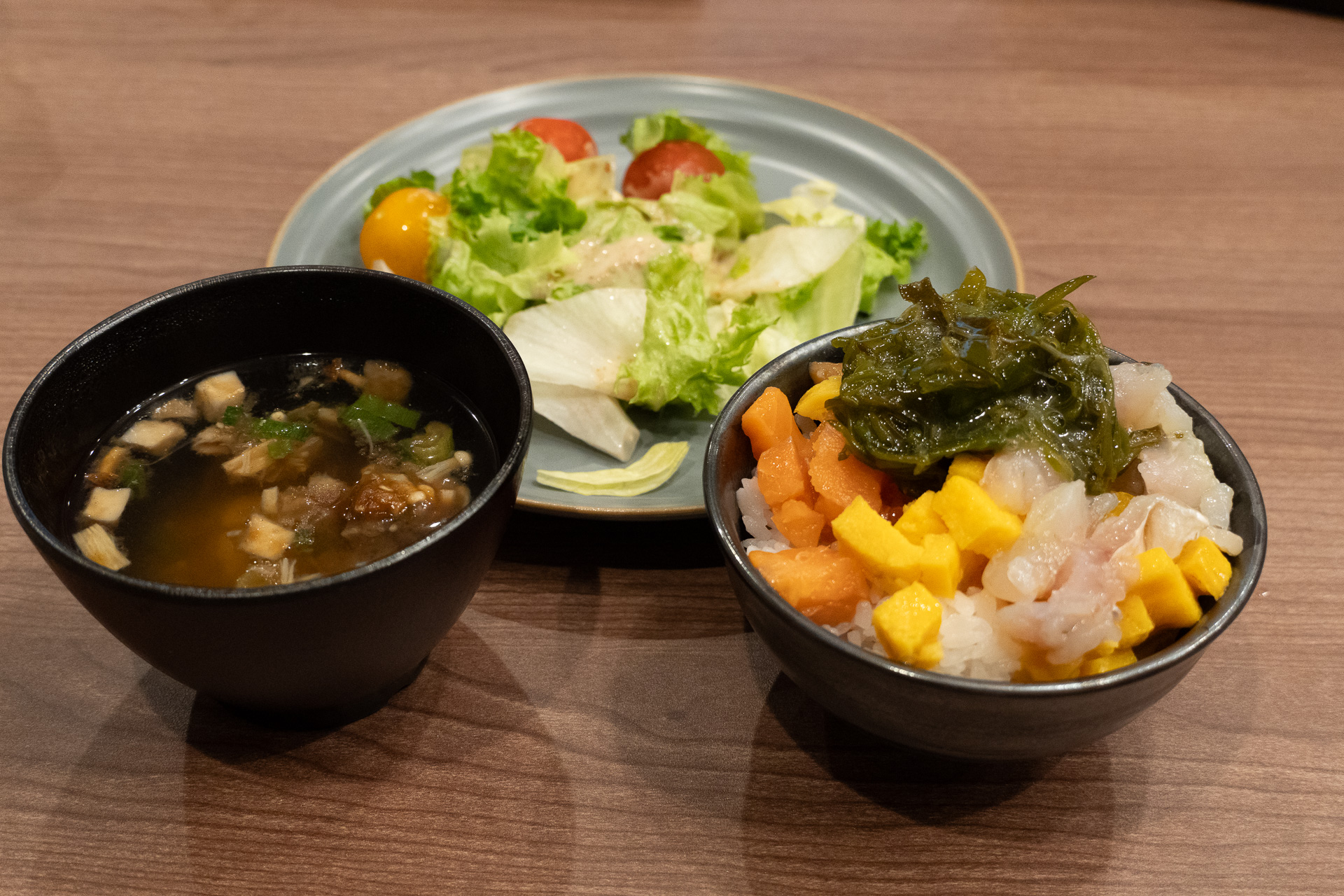 瓶詰めから海鮮をご飯に乗せて朝から贅沢な海鮮丼に