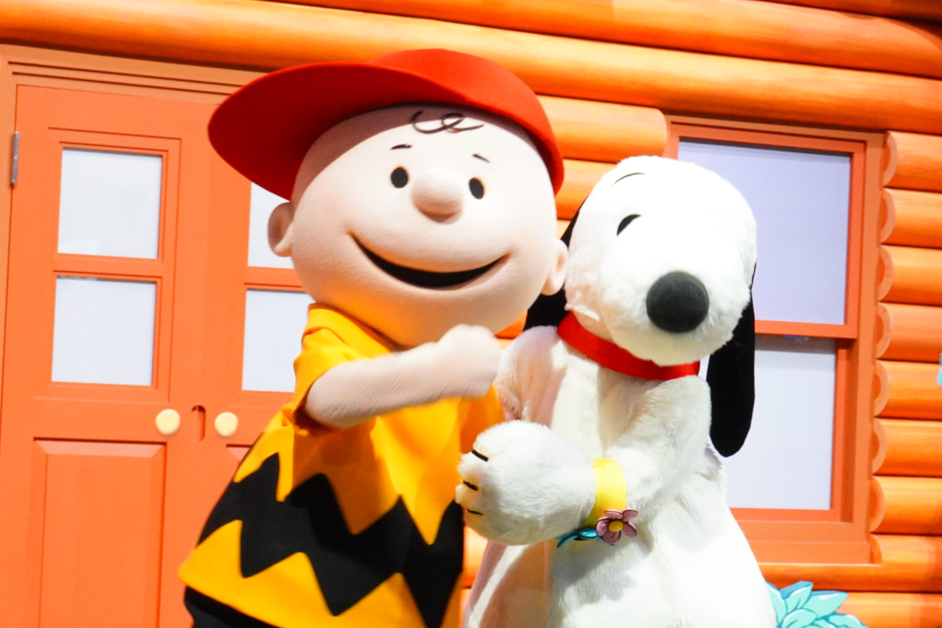 USJ「スヌーピー・スタジオ」がリニューアルオープン。記念セレモニーにスヌーピーと仲間たちが登場！