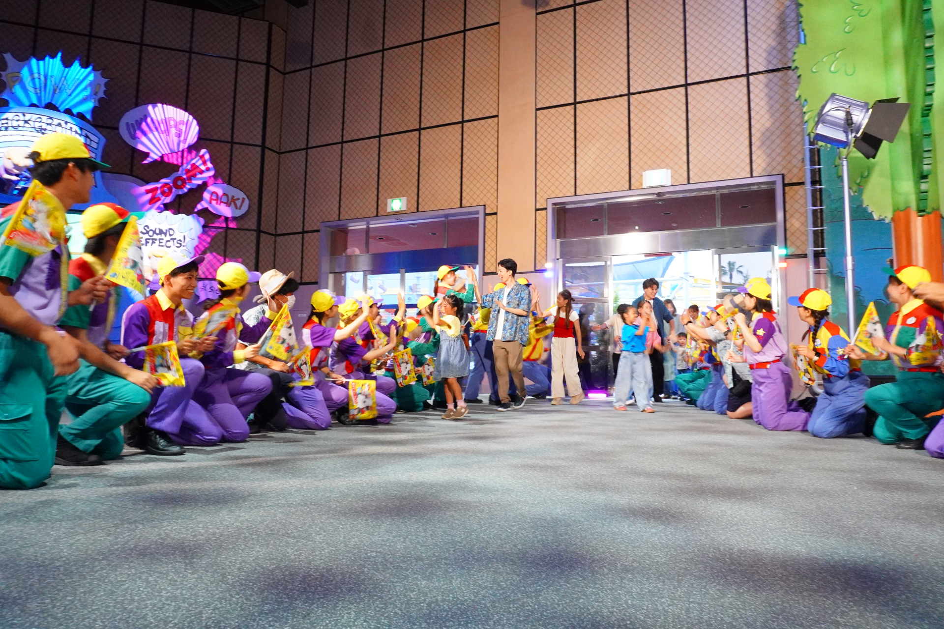 初めて足を踏み入れる招待ゲストを花道で迎えるスタッフたち