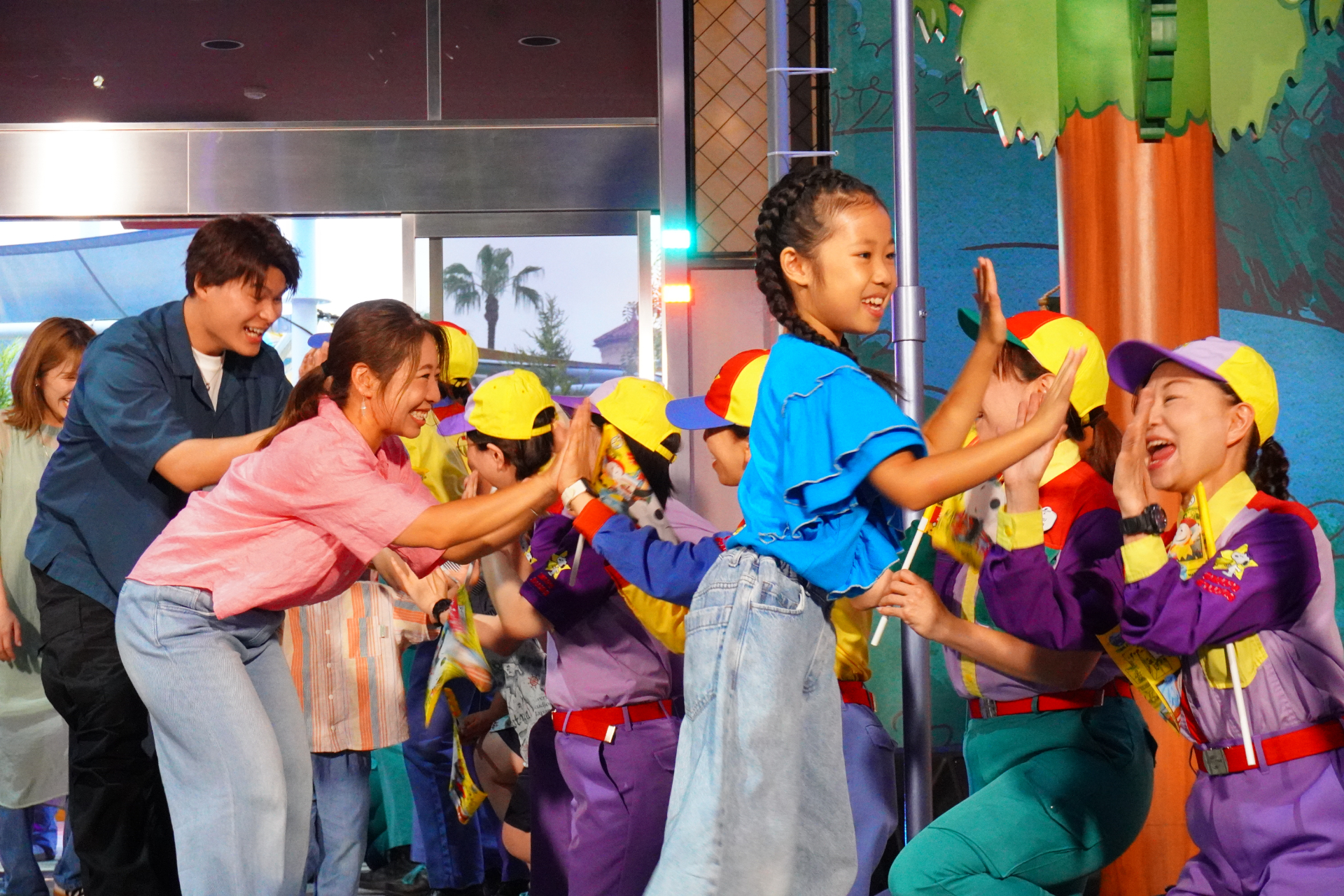 スヌーピー、チャーリー・ブラウン、ルーシー、サリーが歓迎のパフォーマンスを披露した