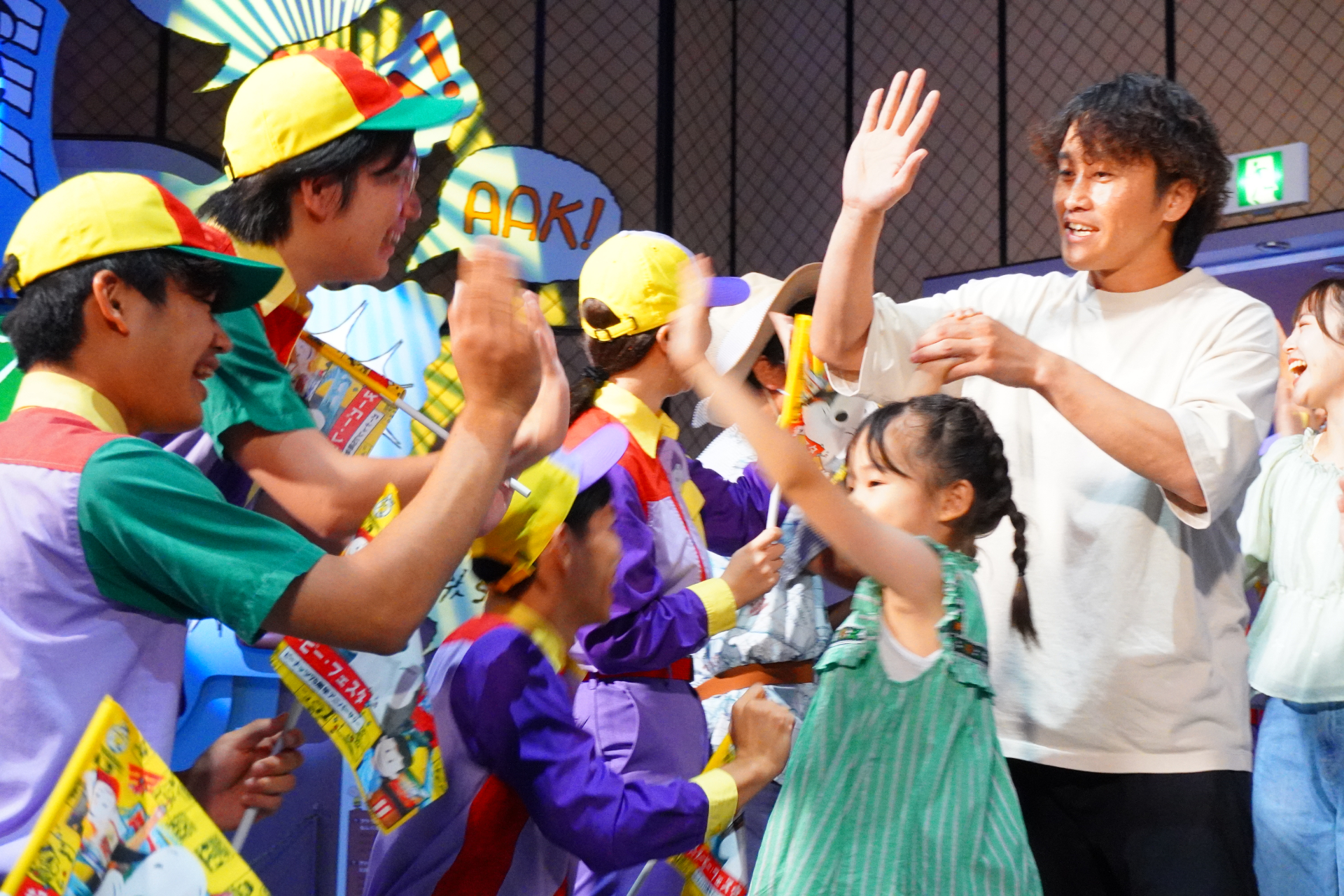 スヌーピー、チャーリー・ブラウン、ルーシー、サリーが歓迎のパフォーマンスを披露した