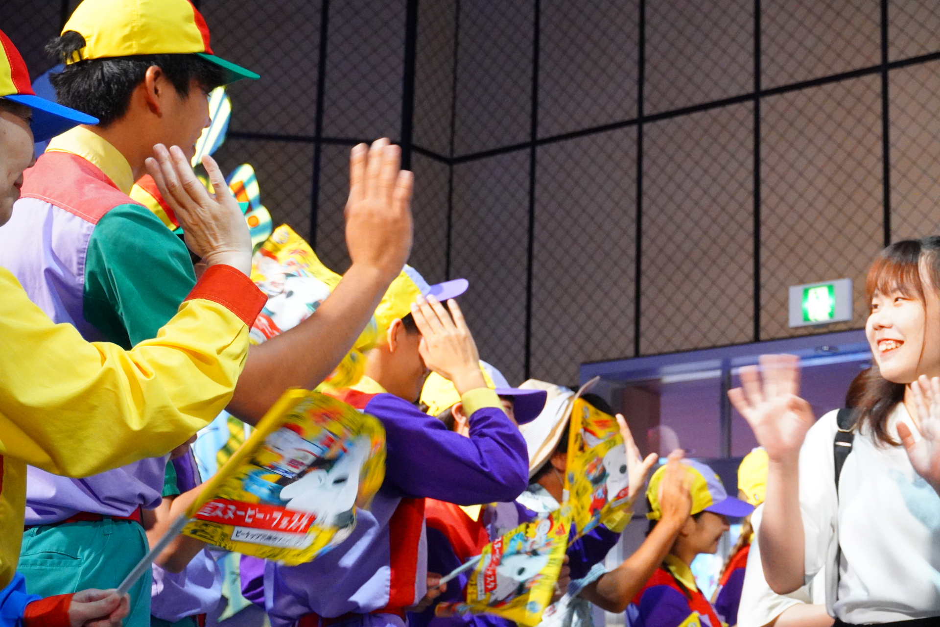 スヌーピー、チャーリー・ブラウン、ルーシー、サリーが歓迎のパフォーマンスを披露した