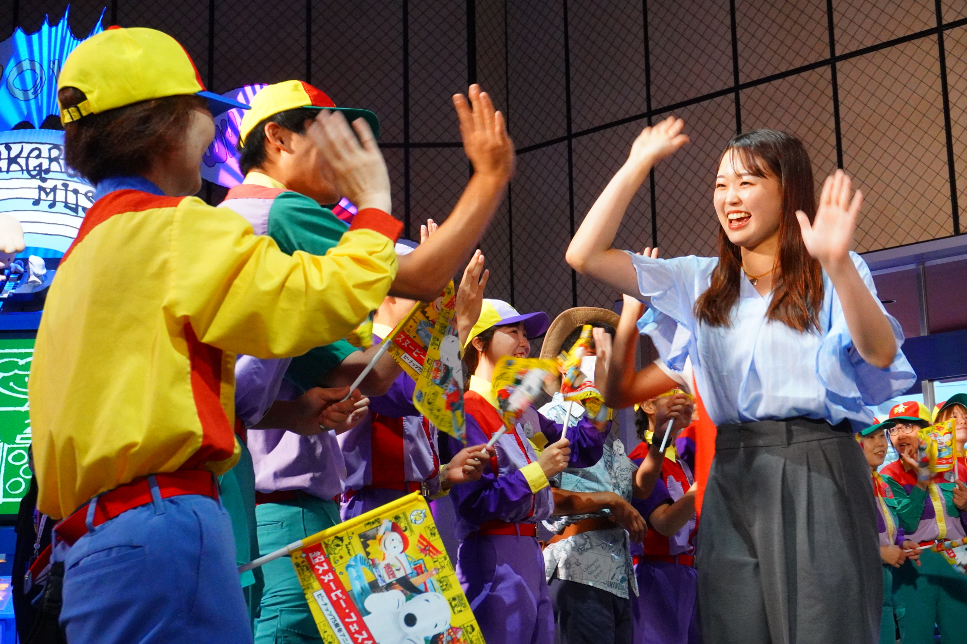 スヌーピー、チャーリー・ブラウン、ルーシー、サリーが歓迎のパフォーマンスを披露した