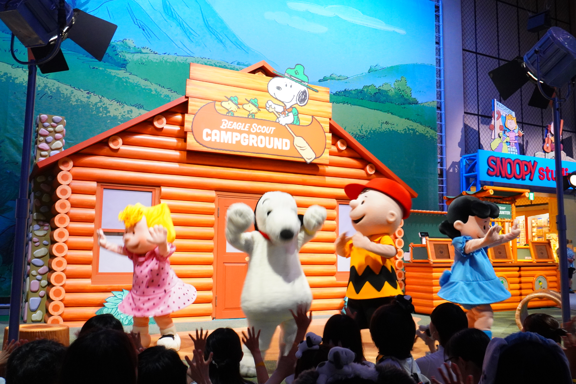 スヌーピー、チャーリー・ブラウン、ルーシー、サリーが歓迎のパフォーマンスを披露した