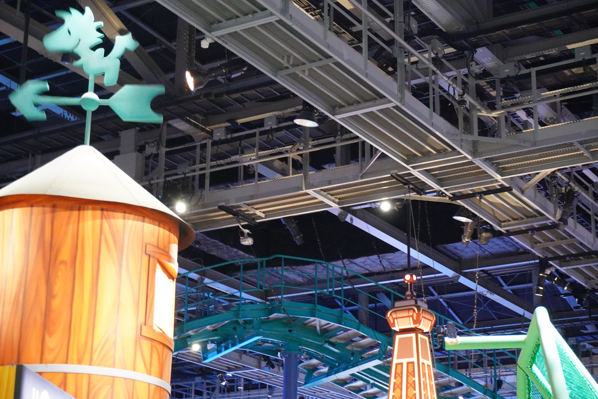 屋内エリア「スヌーピー・スタジオ」内にあるジェットコースターで、天候かかわらず楽しめる