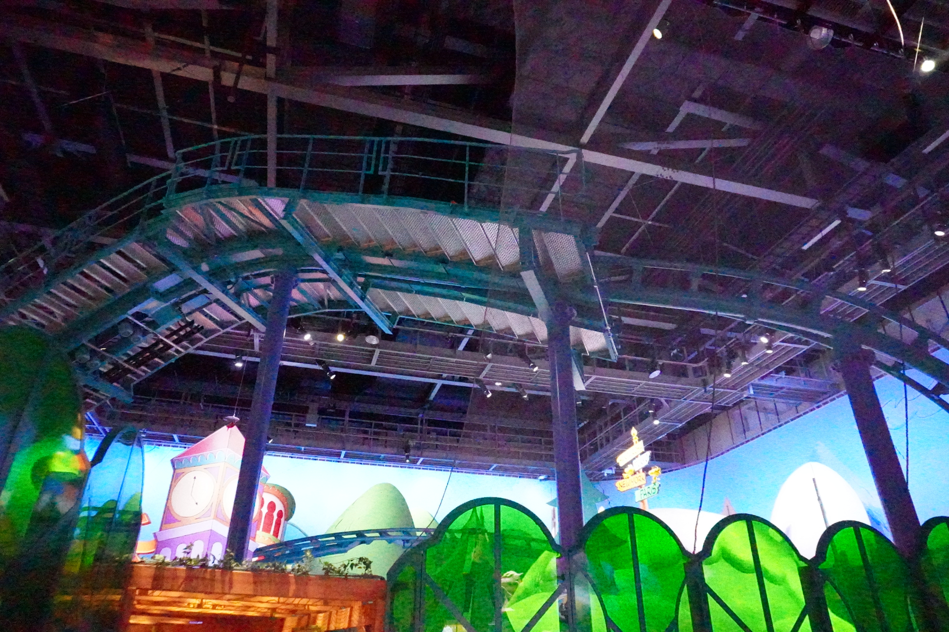 屋内エリア「スヌーピー・スタジオ」内にあるジェットコースターで、天候かかわらず楽しめる