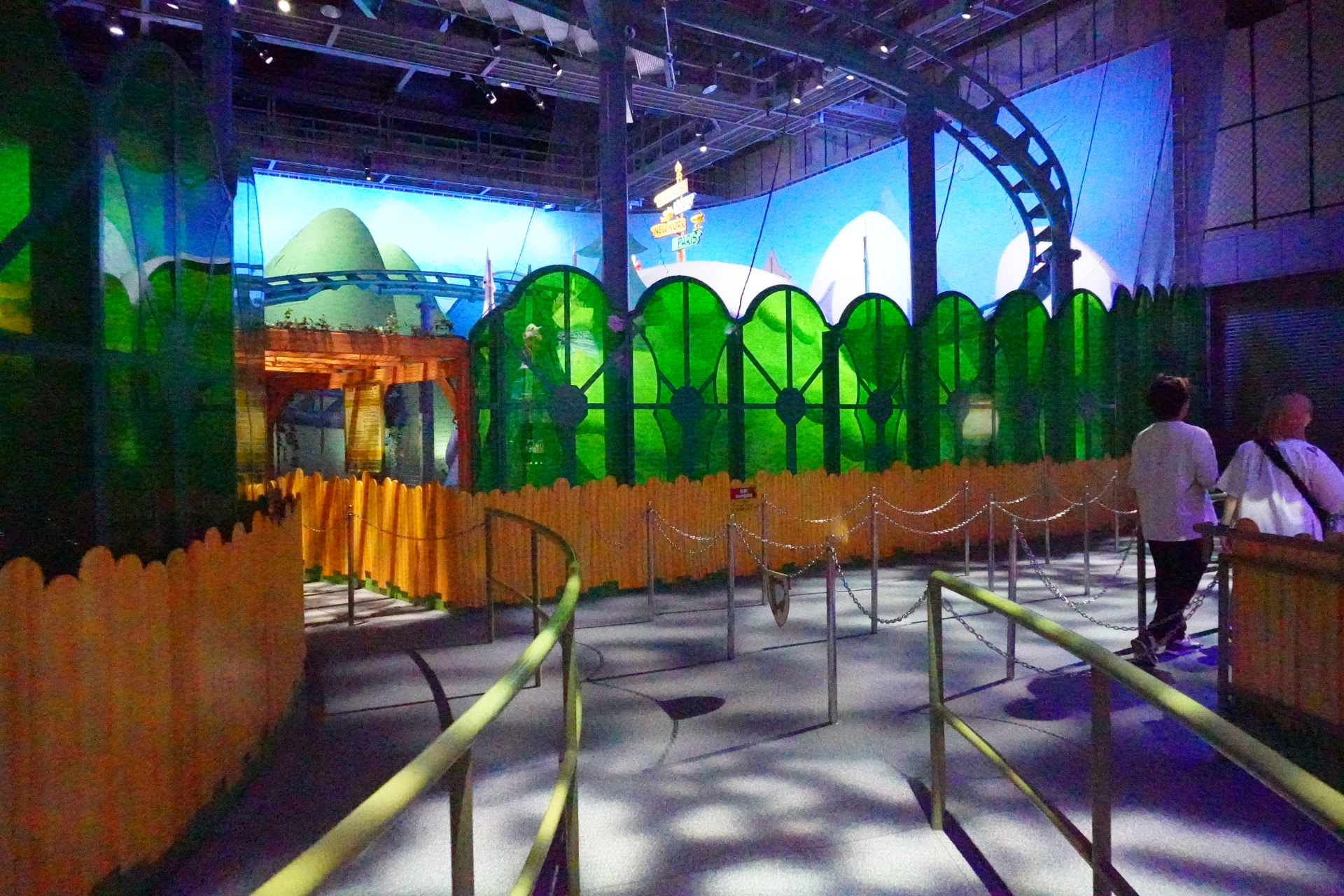 待機列を進んだ先に乗り場。森の中のトンネルのような道は、冒険感があってワクワクドキドキ