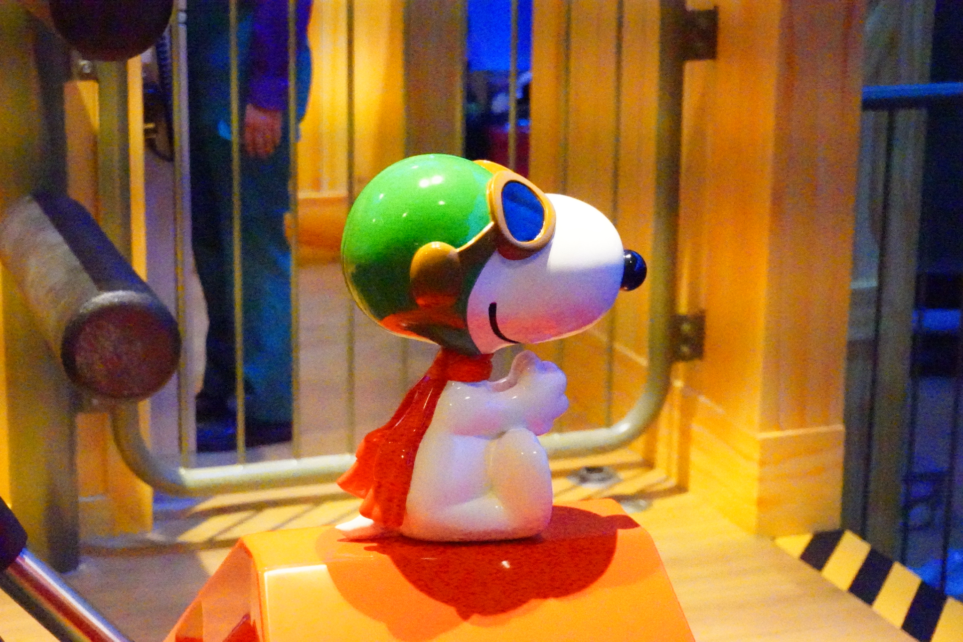 赤い屋根の犬小屋をモチーフにしたジェットコースター。先頭に座るのはパイロット姿のスヌーピー「フライング・エース」