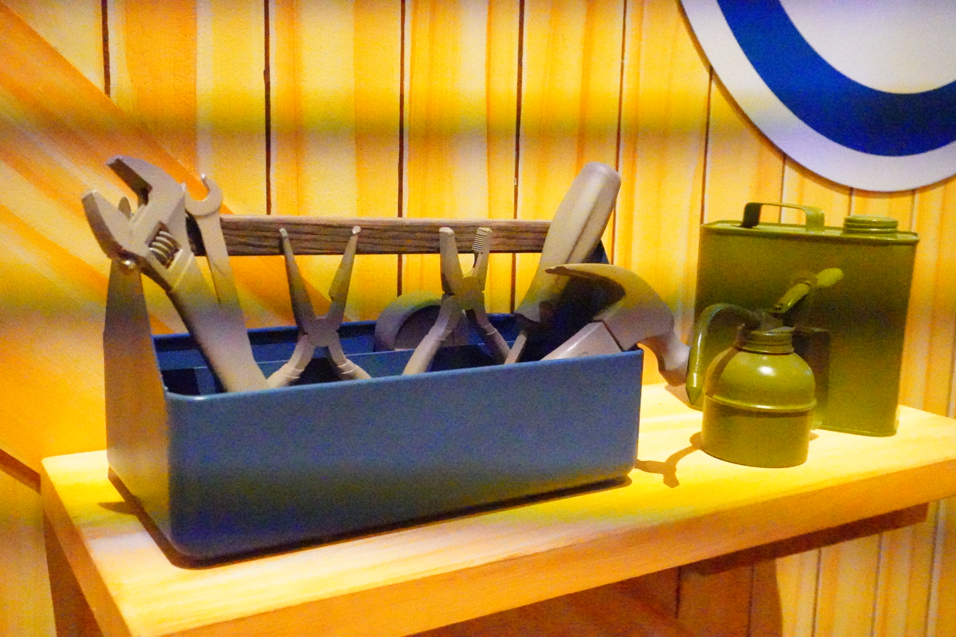 乗降エリアには、工具やオイルなど飛行機の整備場を彷彿とさせるインテリア