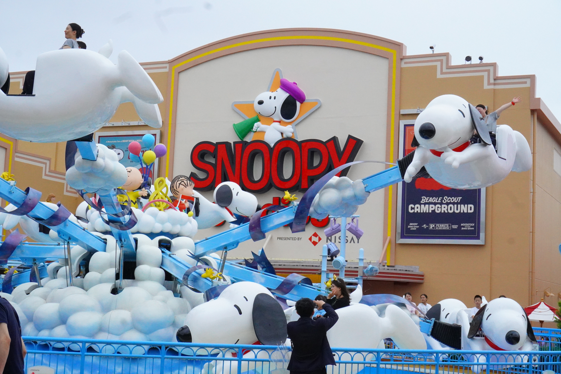 「スヌーピー・スタジオ」として生まれ変わった、スヌーピーの屋内型アトラクションエリア外観。手前は従来から大人気のアトラクション「フライング・スヌーピー」