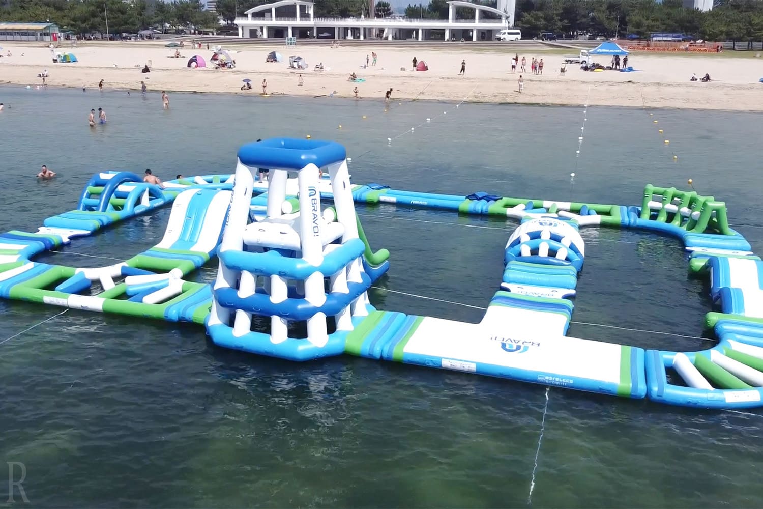 水上アスレチックなどアクティビティが充実