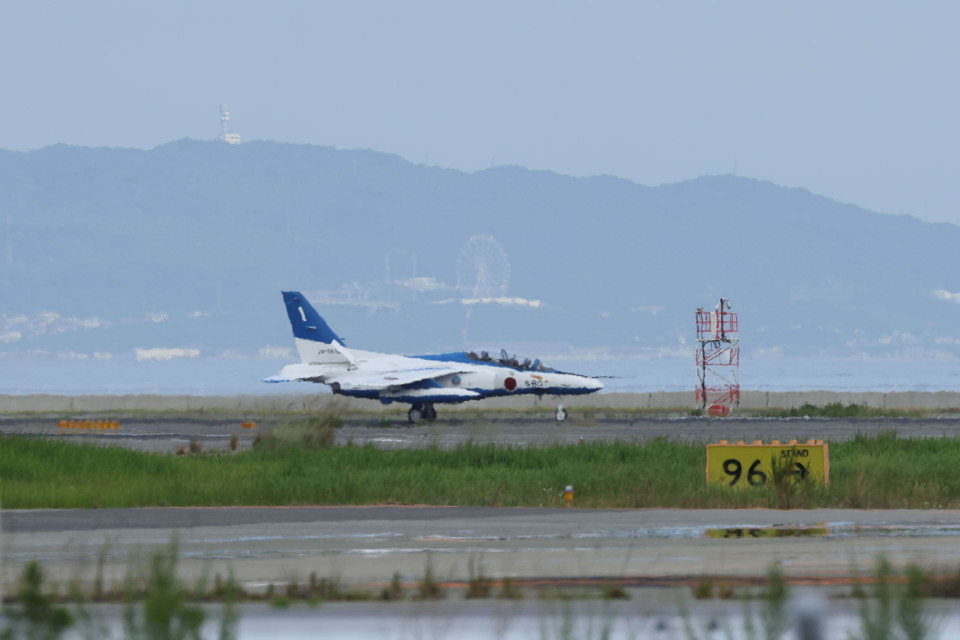 8時24分、1・2番機がフォーメーションランディング。着陸後は地上での衝突を避けるため減速しながら距離をとる