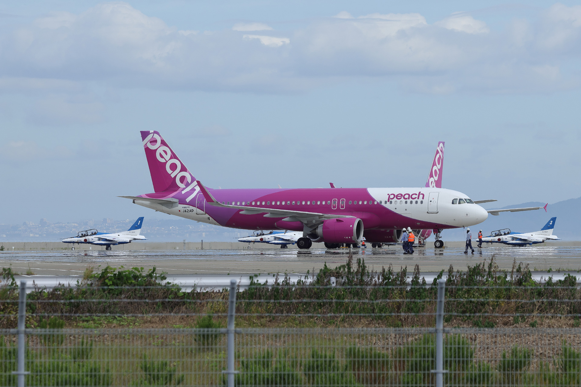 出発準備を進めるピーチのエアバス A320neoの脇を通過。関西空港ならではの光景だ