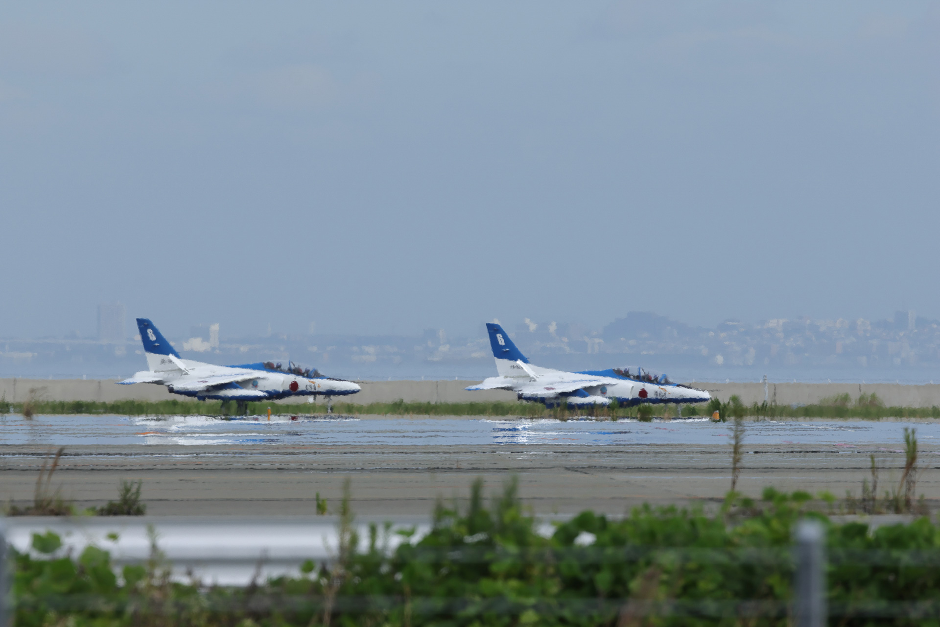 着陸した第3編隊。6番機と予備機だが、どちらの機体も尾翼に「6」を貼り付けている