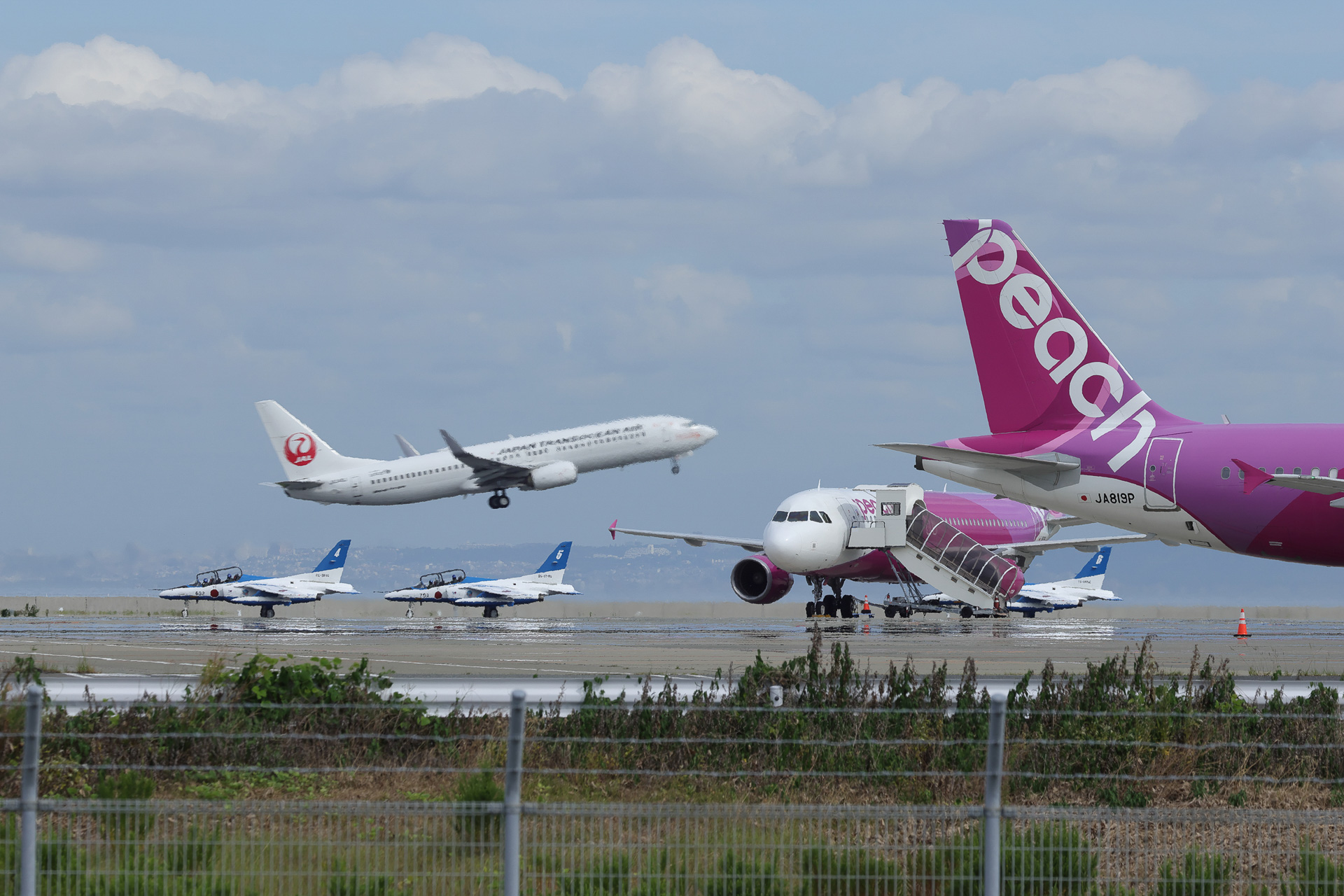 トラフィックの多い関空の忙しさが垣間見られるシーンだ