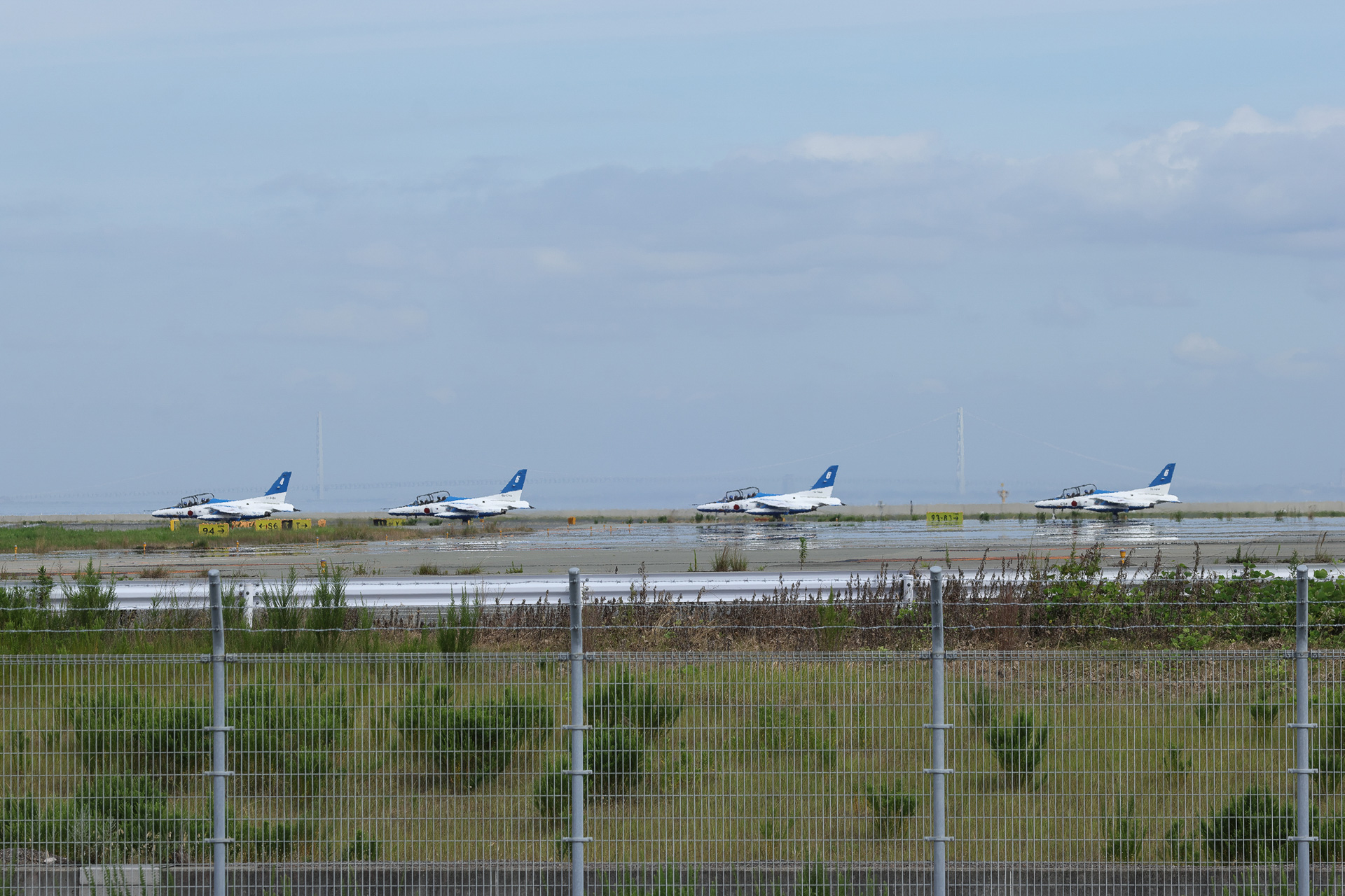 第2、第3編隊が揃って駐機スポットへ移動する