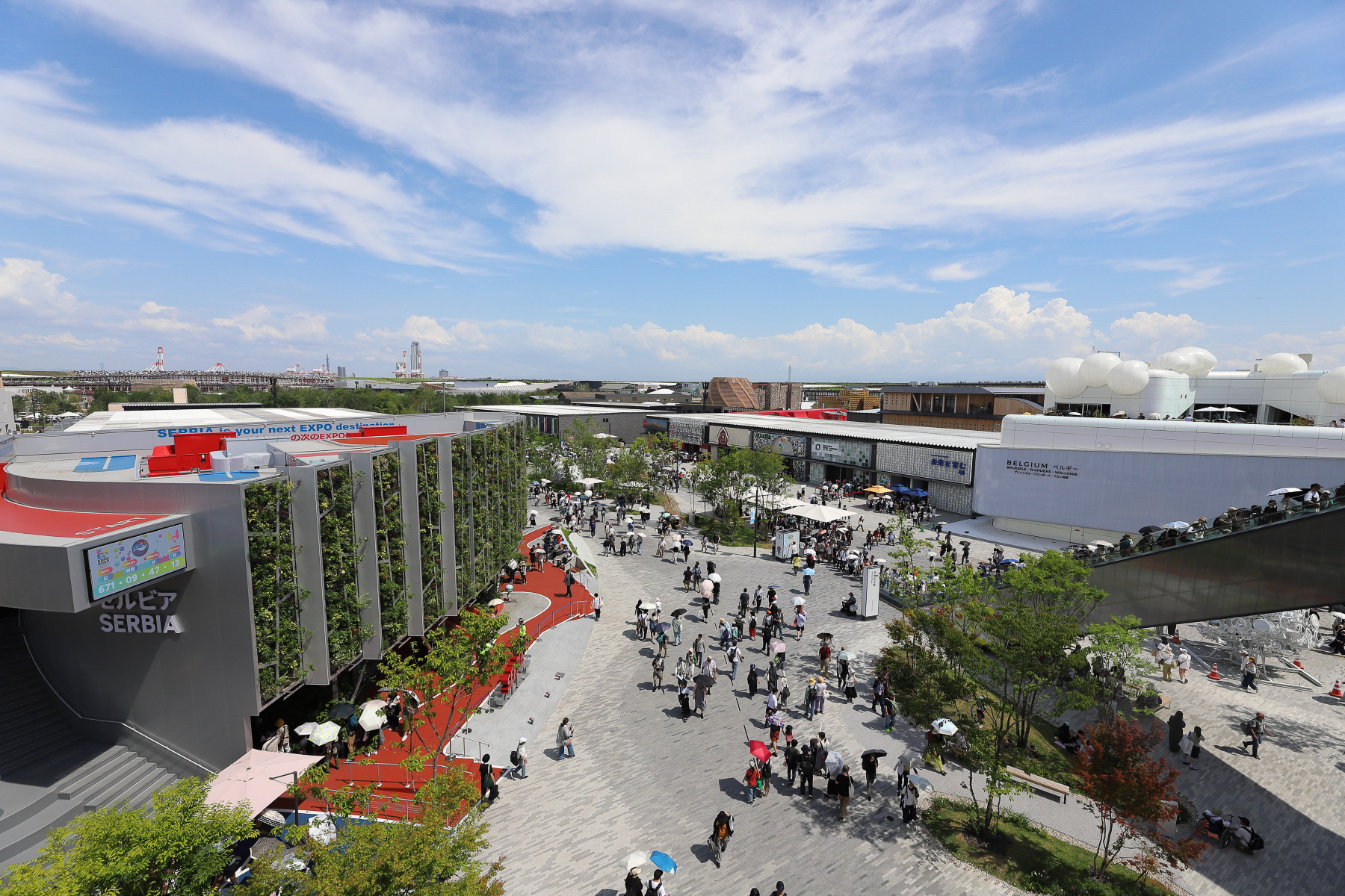 14時10分ごろ（左）と、15時ごろの会場の様子