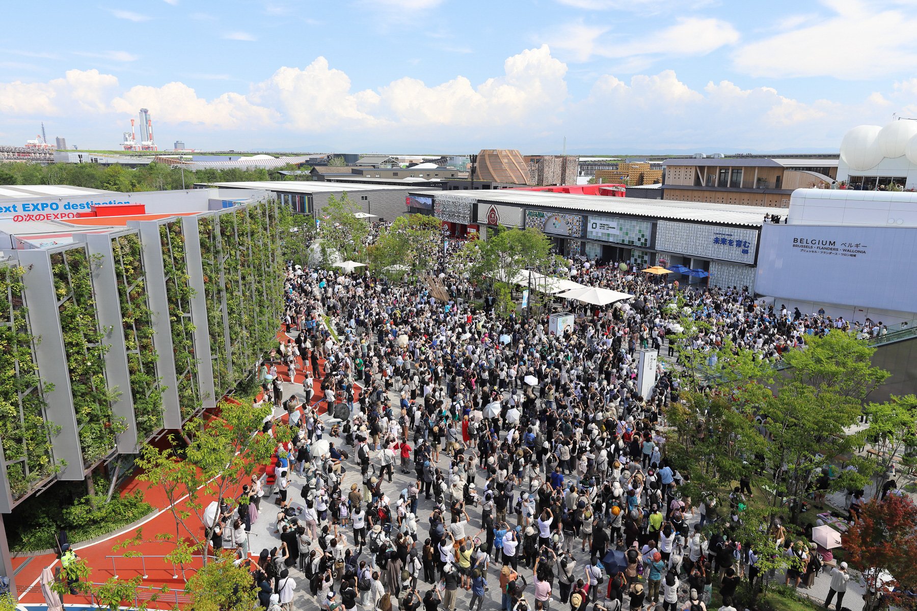 14時10分ごろ（左）と、15時ごろの会場の様子