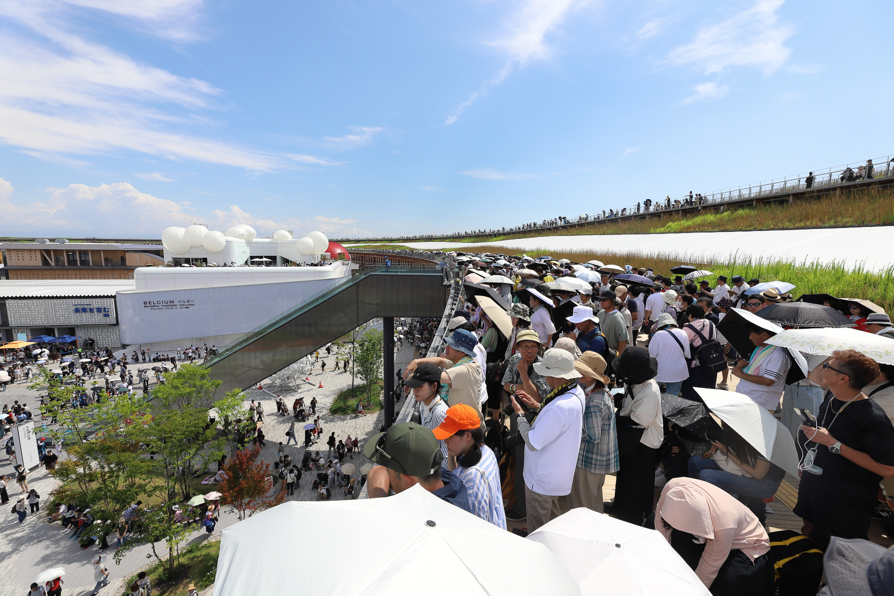 14時20分ごろ、大屋根リング上でフライトを待つ来場者