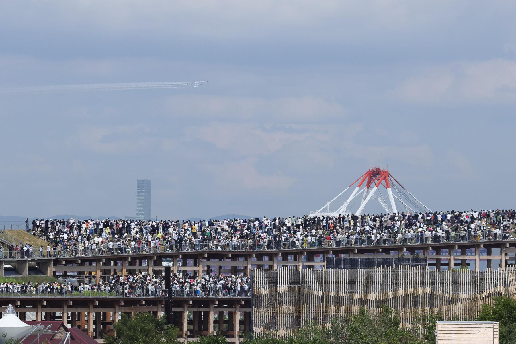 大阪府中心部を南下していく。会場近隣にあって背が高いデリック（クレーン）がいつのまにか折りたたまれていた