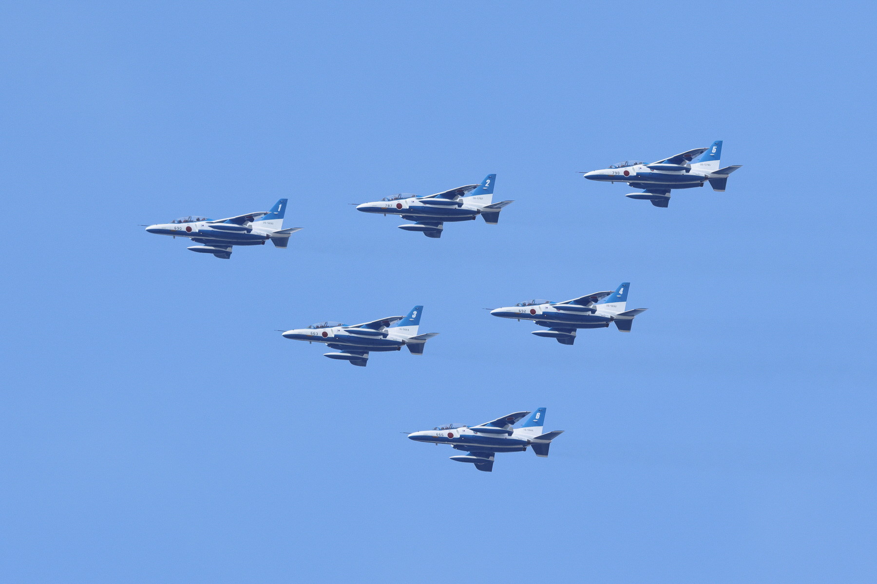 会場上空に姿を現わしたブルーインパルス。いよいよ万博会場での展示飛行が始まる