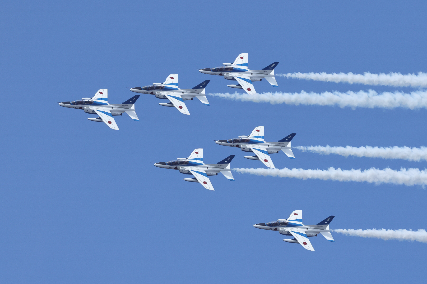 1. 「デルタ360°ターン」大きな三角形を形作り、大屋根リングの外側を1周