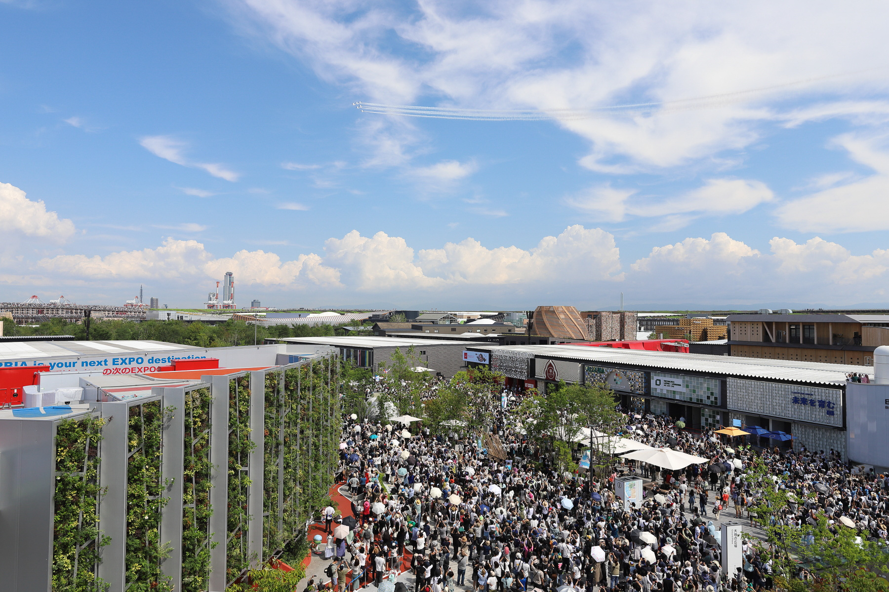 1. 「デルタ360°ターン」大きな三角形を形作り、大屋根リングの外側を1周